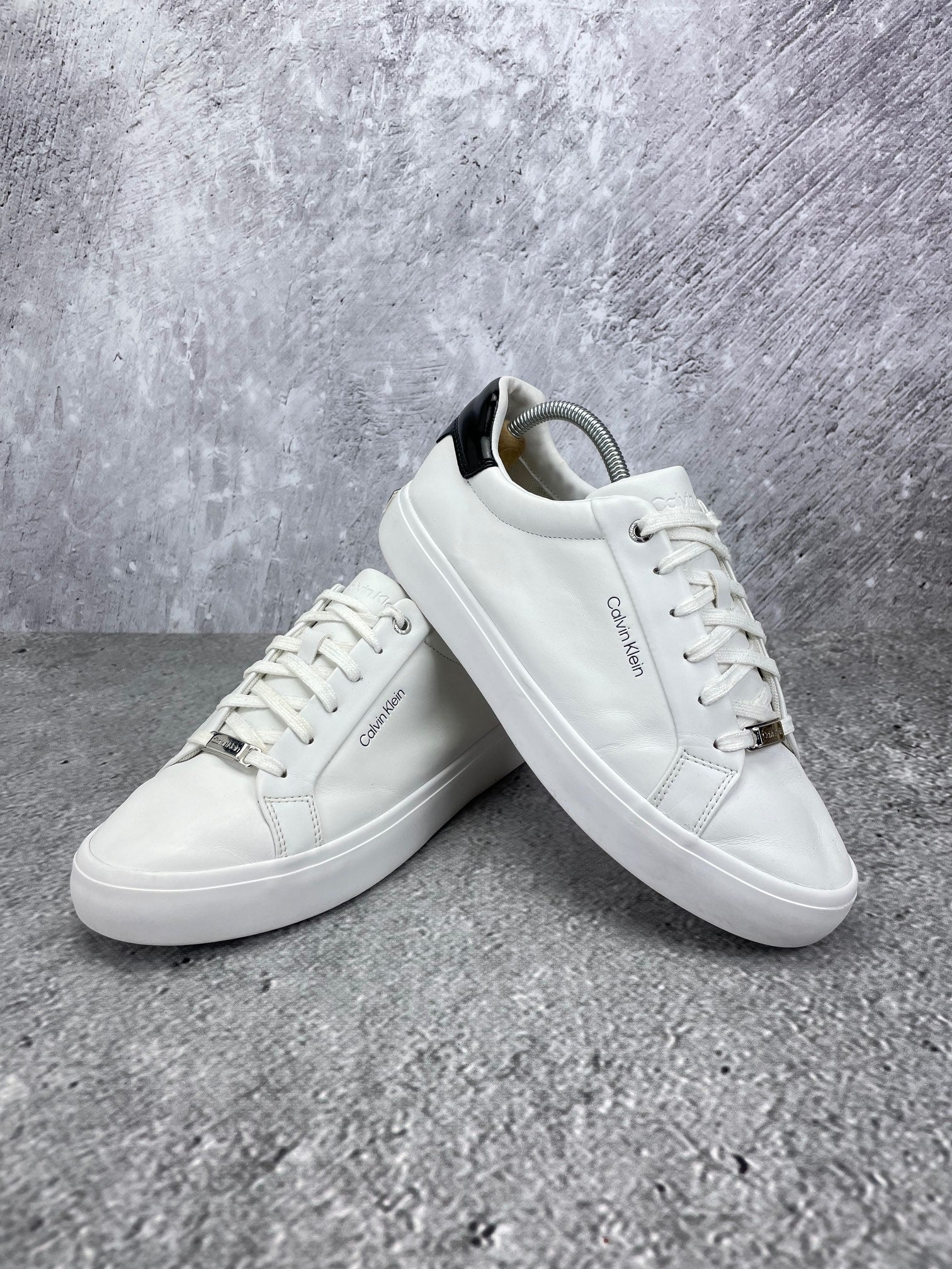 Calvin Klein Sneakers HW0HW02747 - buty sportowe, para butów, widok z boku na tle studyjnym