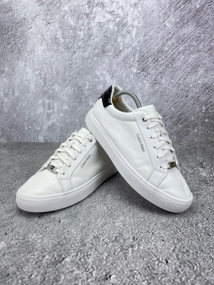 Calvin Klein Sneakers HW0HW02747 - buty sportowe, para butów, widok z boku na tle studyjnym