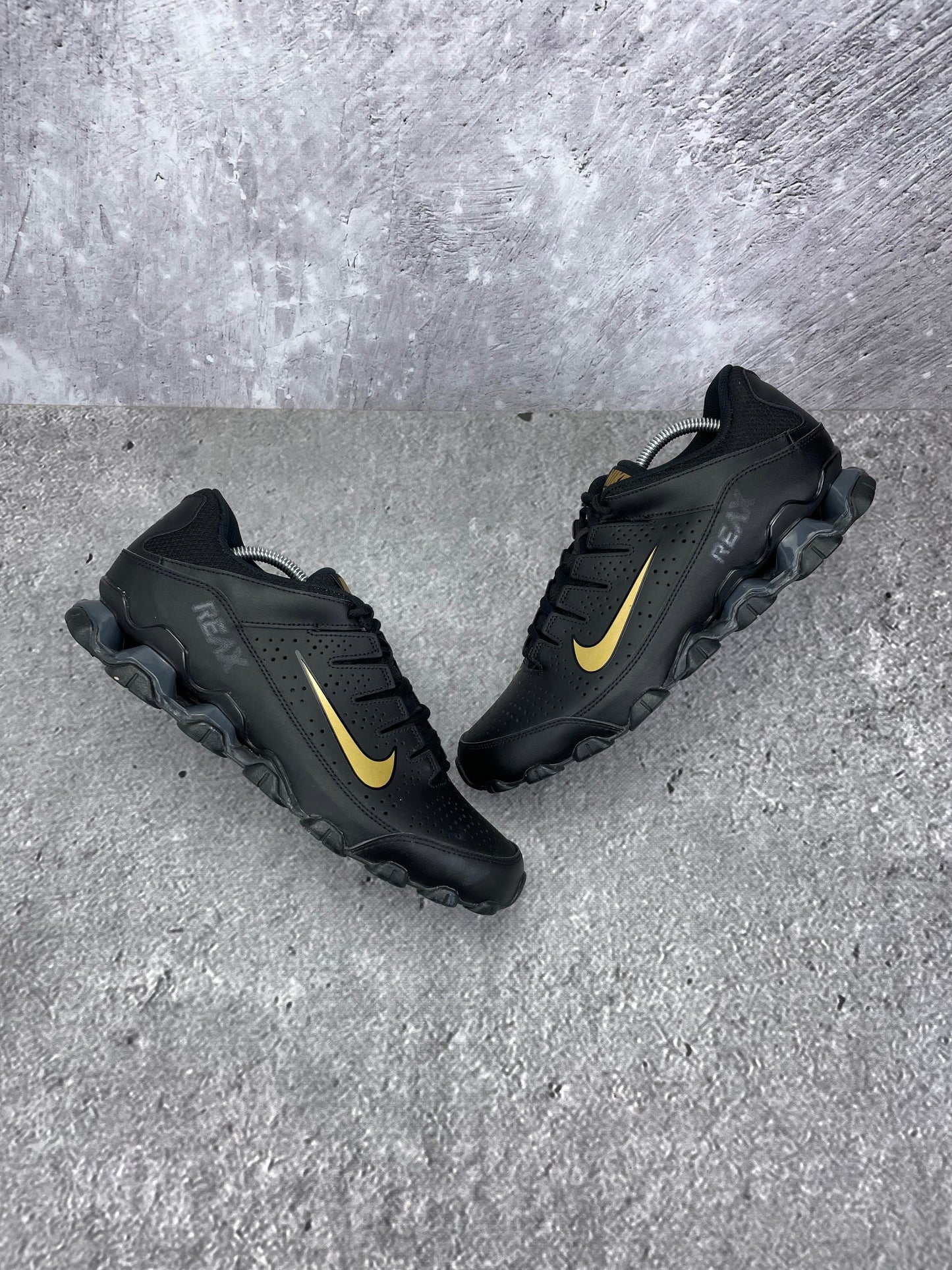 Nike Reax 8 Tr 616272-009 - buty sportowe, widok z góry na zewnętrzną stronę butów