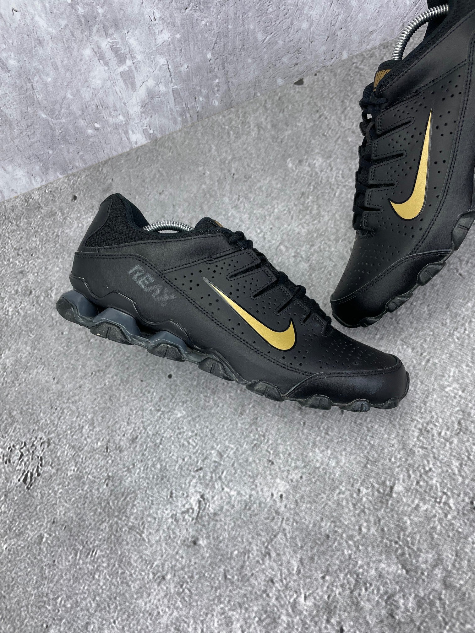Nike Reax 8 Tr 616272-009 - buty sportowe, zewnętrzny panel lewego buta