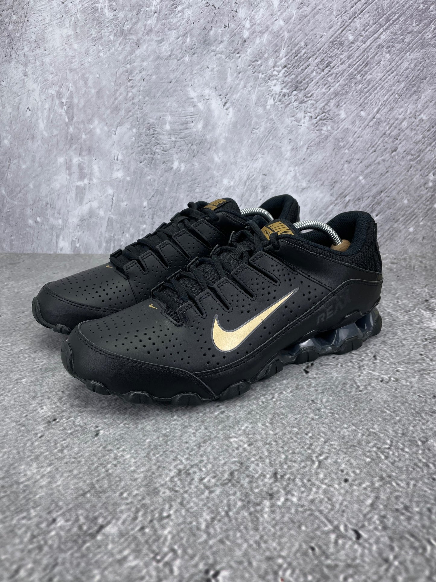 Nike Reax 8 Tr 616272-009 - buty sportowe, widok z boku na tle studyjnym