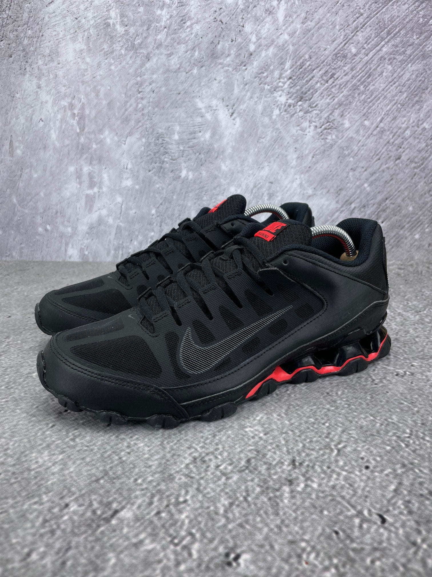 Nike Reax 8 Tr 621716-060 - buty sportowe, widok z boku na tle studyjnym
