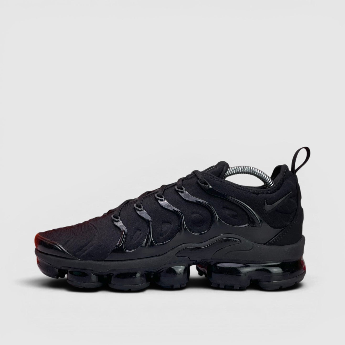 Nike Air VaporMax Plus Triple Black — buty sportowe męskie w bardzo dobrym stanie rozmiar 43, boczny profil, lewa strona