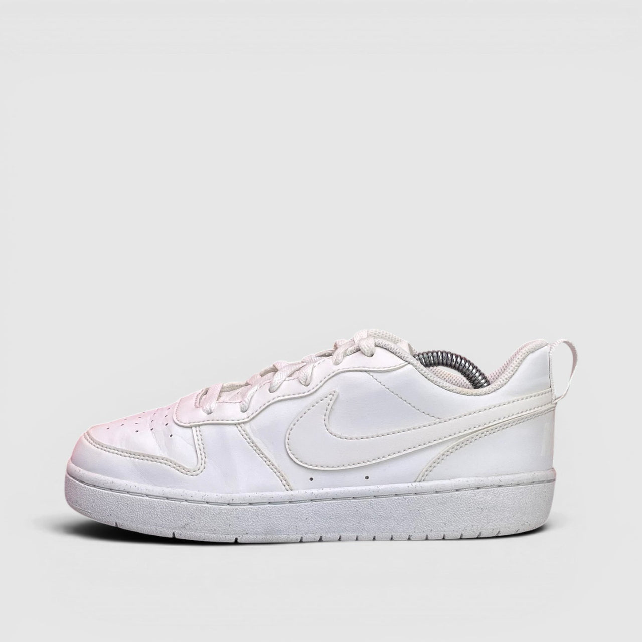 Nike Court Borough Low Triple White — buty sportowe damskie w bardzo dobrym stanie rozmiar 38.5, boczny profil, lewa strona