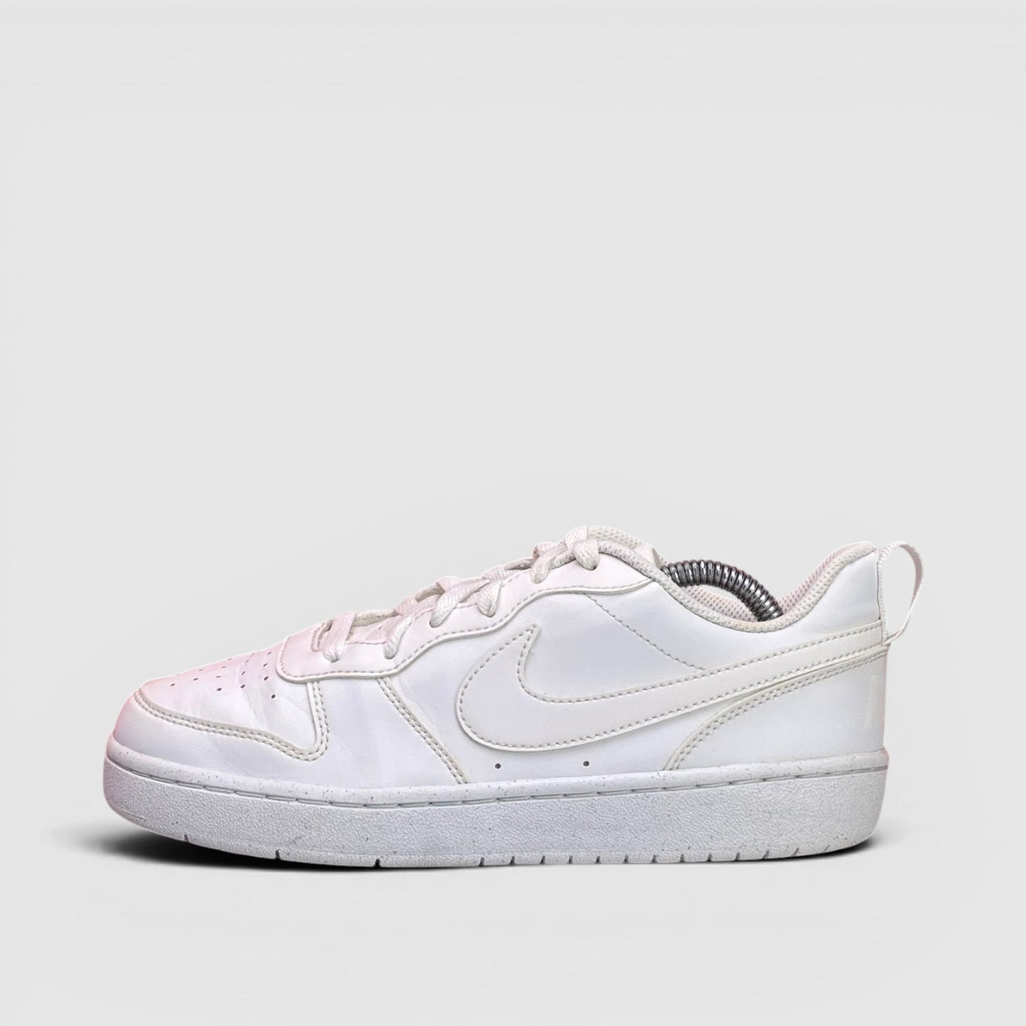 Nike Court Borough Low Triple White — buty sportowe damskie w bardzo dobrym stanie rozmiar 38.5, boczny profil, lewa strona