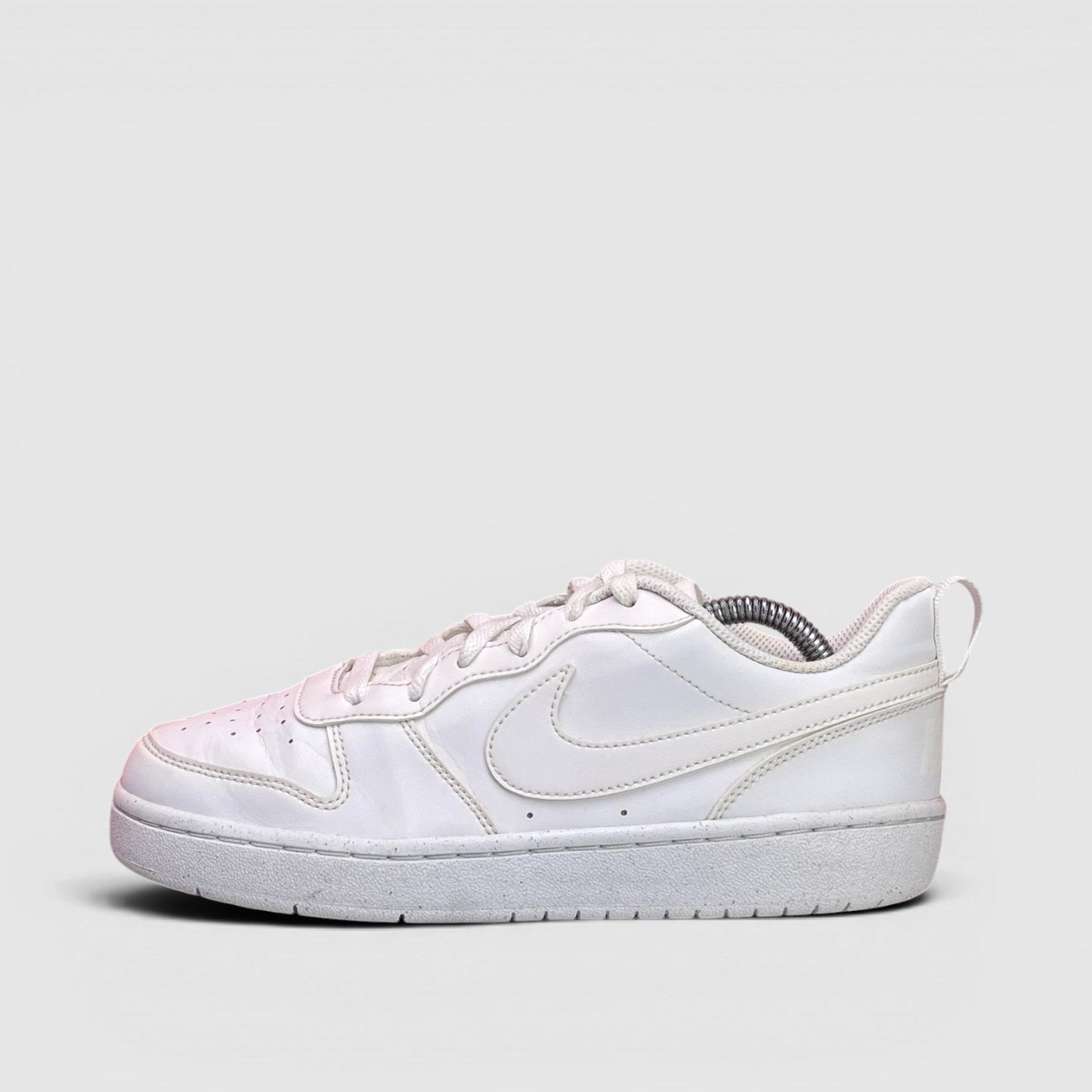 Nike Court Borough Low Triple White — buty sportowe damskie w bardzo dobrym stanie rozmiar 38.5, boczny profil, lewa strona