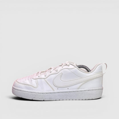 Nike Court Borough Low Triple White — buty sportowe damskie w bardzo dobrym stanie rozmiar 38.5, boczny profil, lewa strona