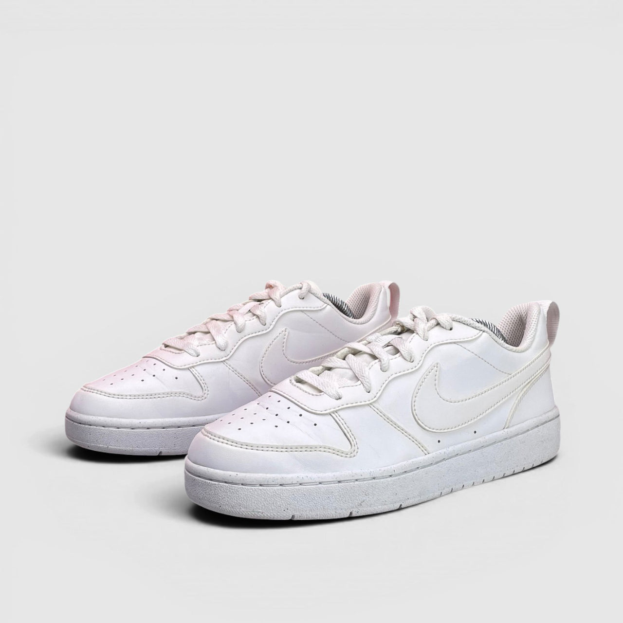 Nike Court Borough Low Triple White — buty sportowe damskie w bardzo dobrym stanie rozmiar 38.5, para butów