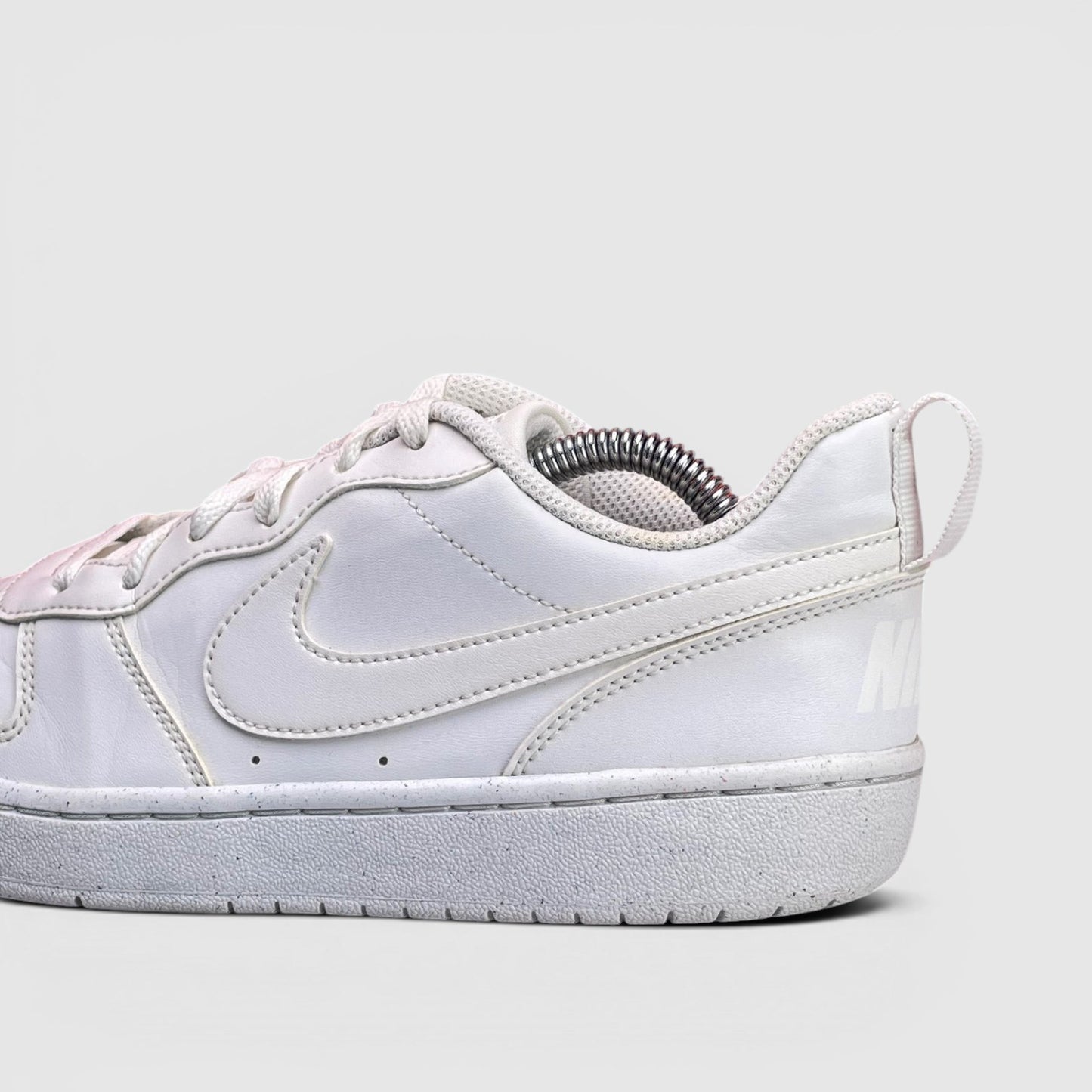 Nike Court Borough Low Triple White — buty sportowe damskie w bardzo dobrym stanie rozmiar 38.5, boczny profil, lewa strona
