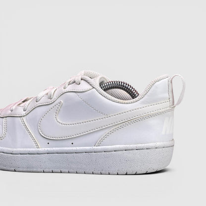 Nike Court Borough Low Triple White — buty sportowe damskie w bardzo dobrym stanie rozmiar 38.5, boczny profil, lewa strona
