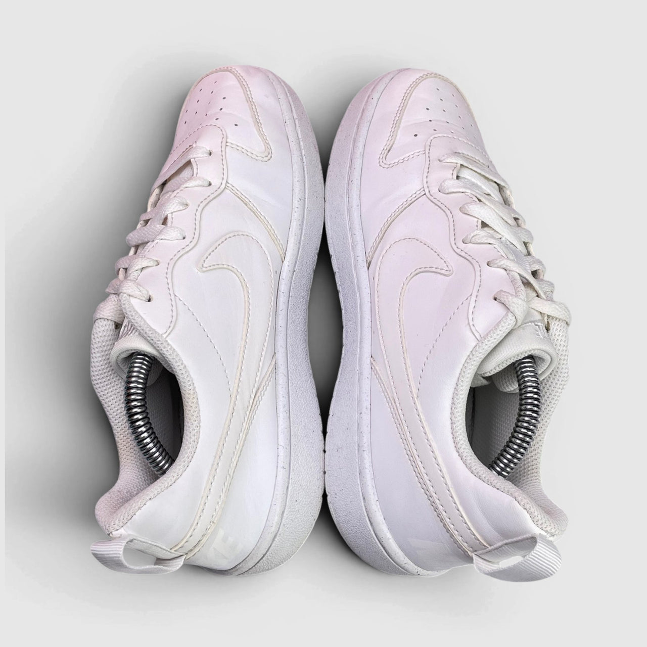Nike Court Borough Low Triple White — buty sportowe damskie w bardzo dobrym stanie rozmiar 38.5, widok z góry