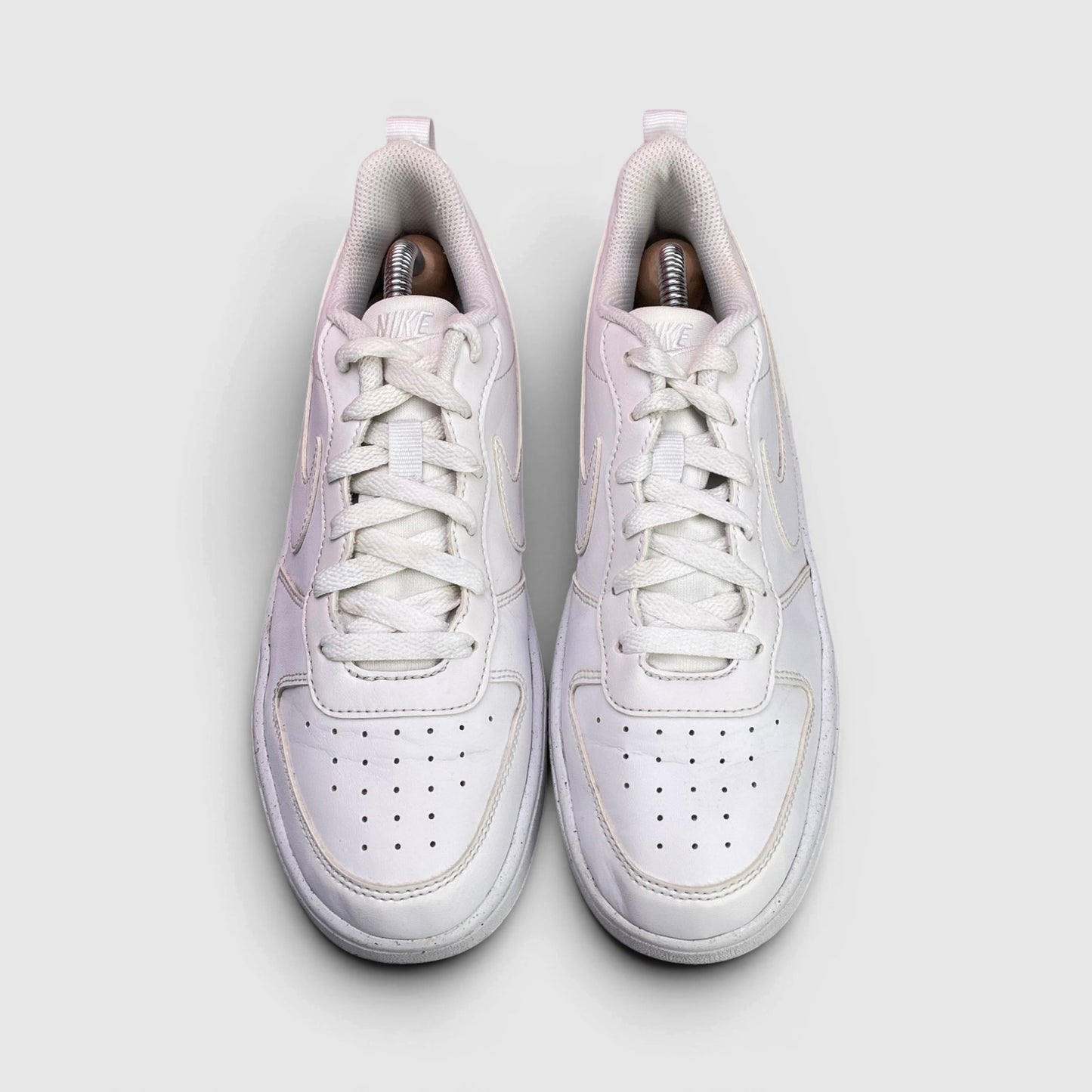 Nike Court Borough Low Triple White — buty sportowe damskie w bardzo dobrym stanie rozmiar 38.5, widok z góry