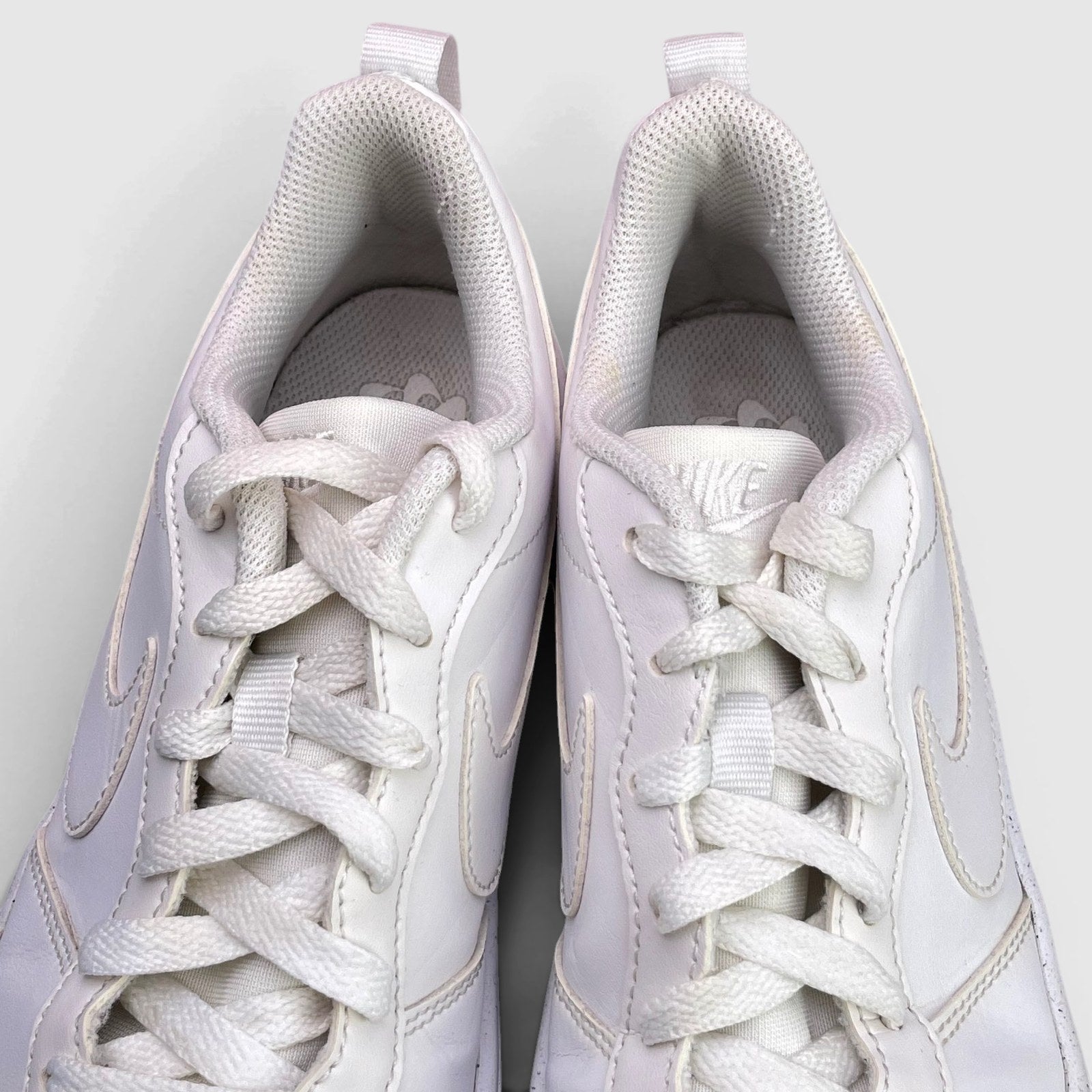 Nike Court Borough Low Triple White — buty sportowe damskie w bardzo dobrym stanie rozmiar 38.5, widok z góry