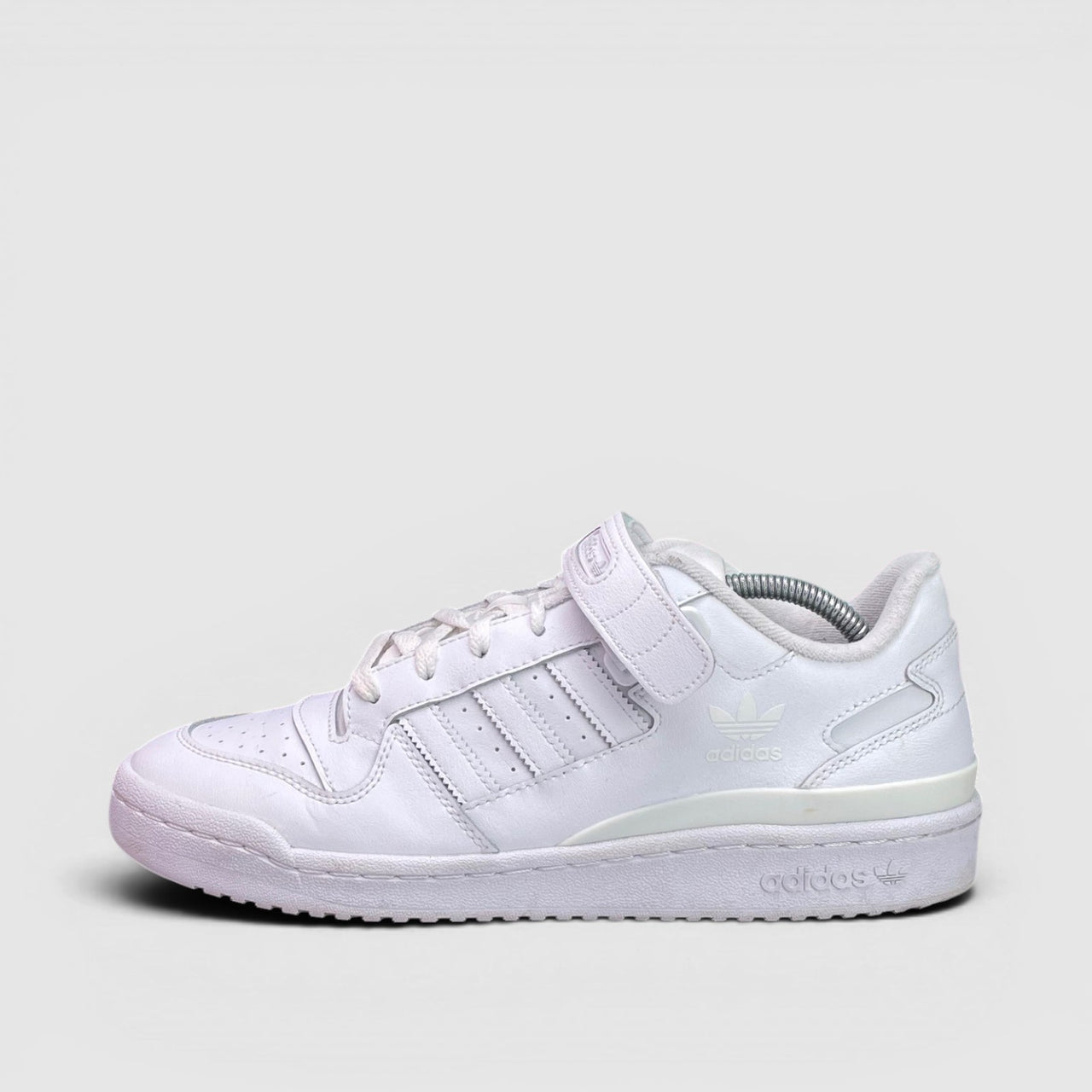 Adidas Forum Low Triple White — buty sportowe męskie w bardzo dobrym stanie rozmiar 43 1/3, boczny profil, lewa strona