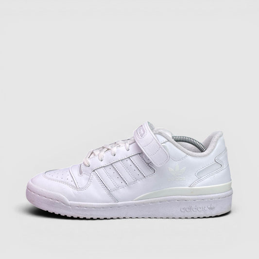 Adidas Forum Low Triple White — buty sportowe męskie w bardzo dobrym stanie rozmiar 43 1/3, boczny profil, lewa strona
