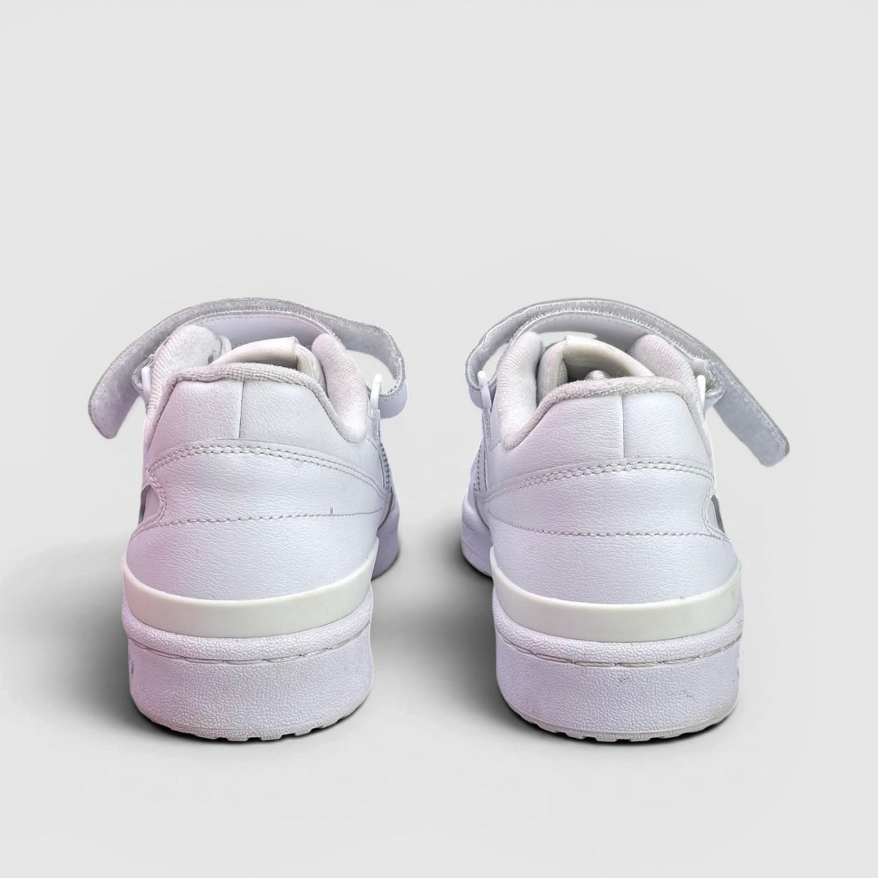 Adidas Forum Low Triple White — buty sportowe męskie w bardzo dobrym stanie rozmiar 43 1/3, widok z tyłu