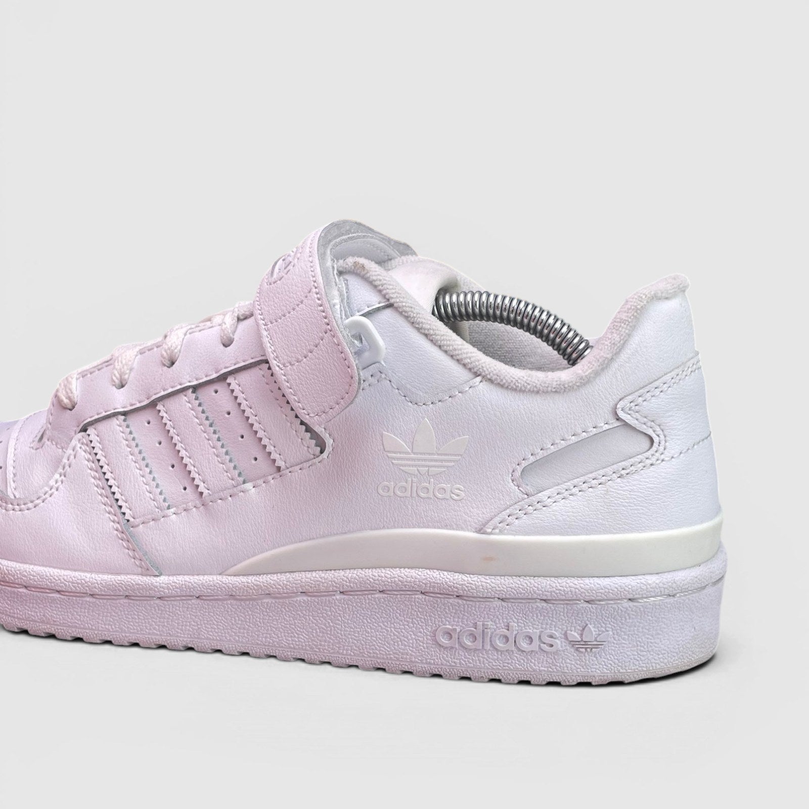 Adidas Forum Low Triple White — buty sportowe męskie w bardzo dobrym stanie rozmiar 43 1/3, detal