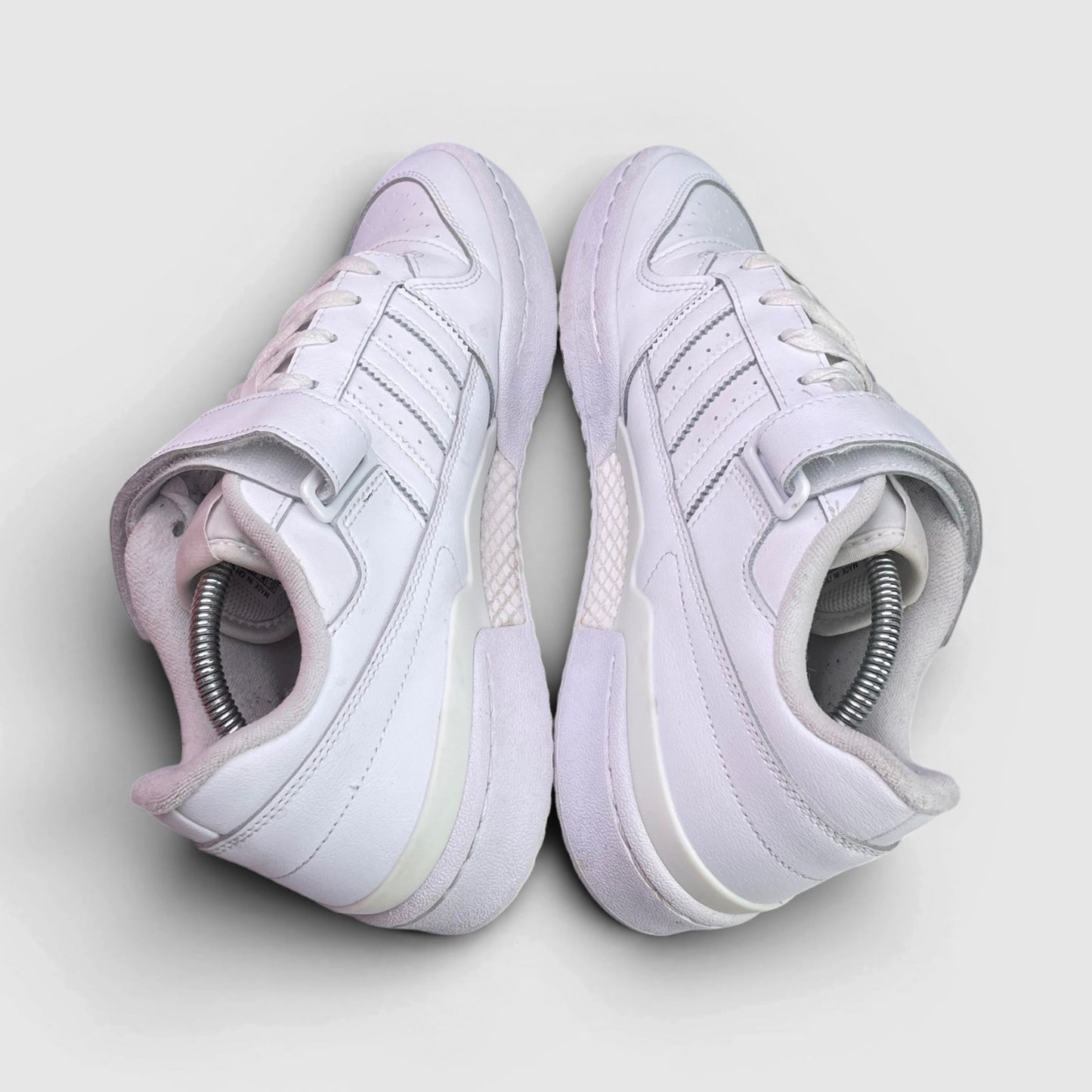 Adidas Forum Low Triple White — buty sportowe męskie w bardzo dobrym stanie rozmiar 43 1/3, widok z góry