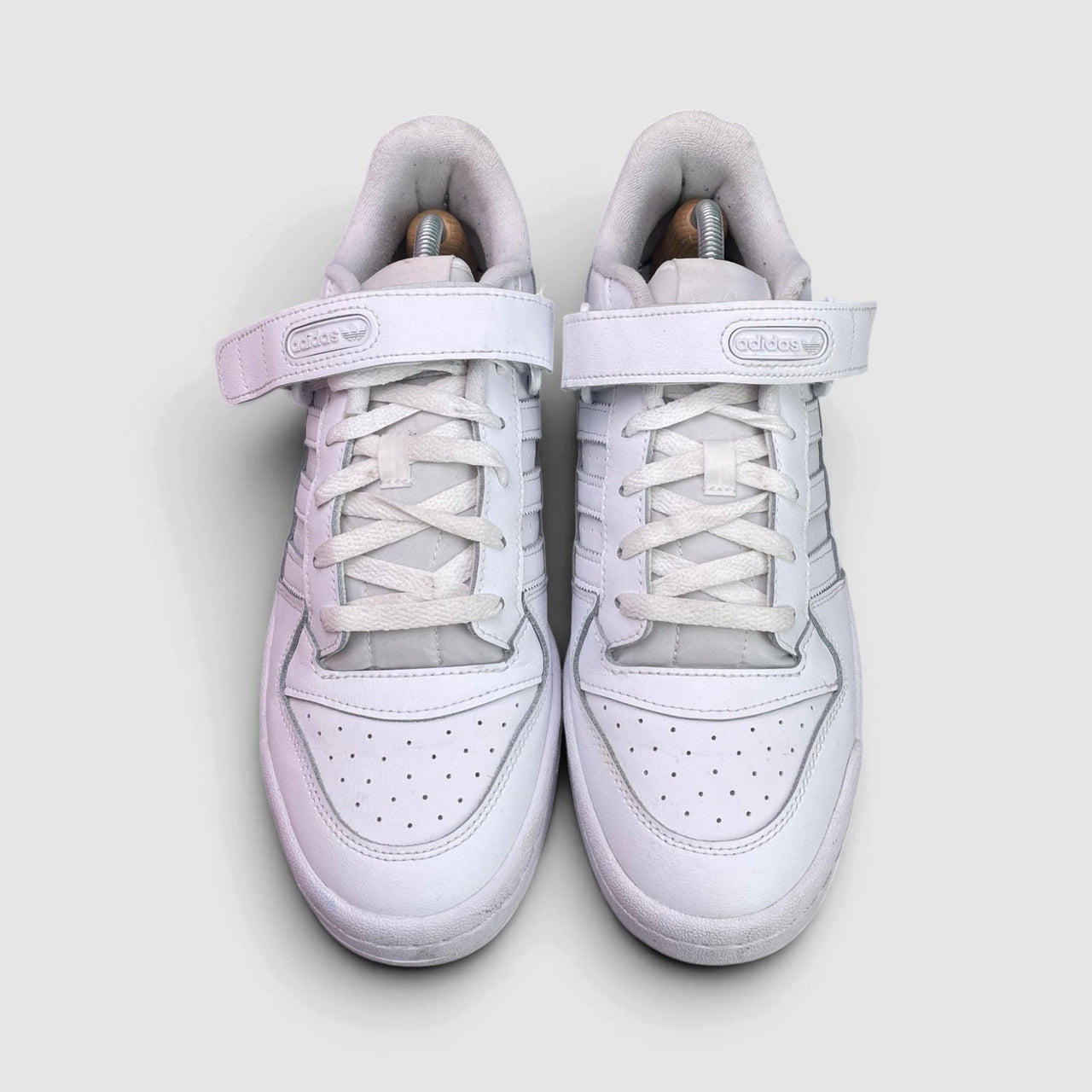 Adidas Forum Low Triple White — buty sportowe męskie w bardzo dobrym stanie rozmiar 43 1/3, widok z przodu