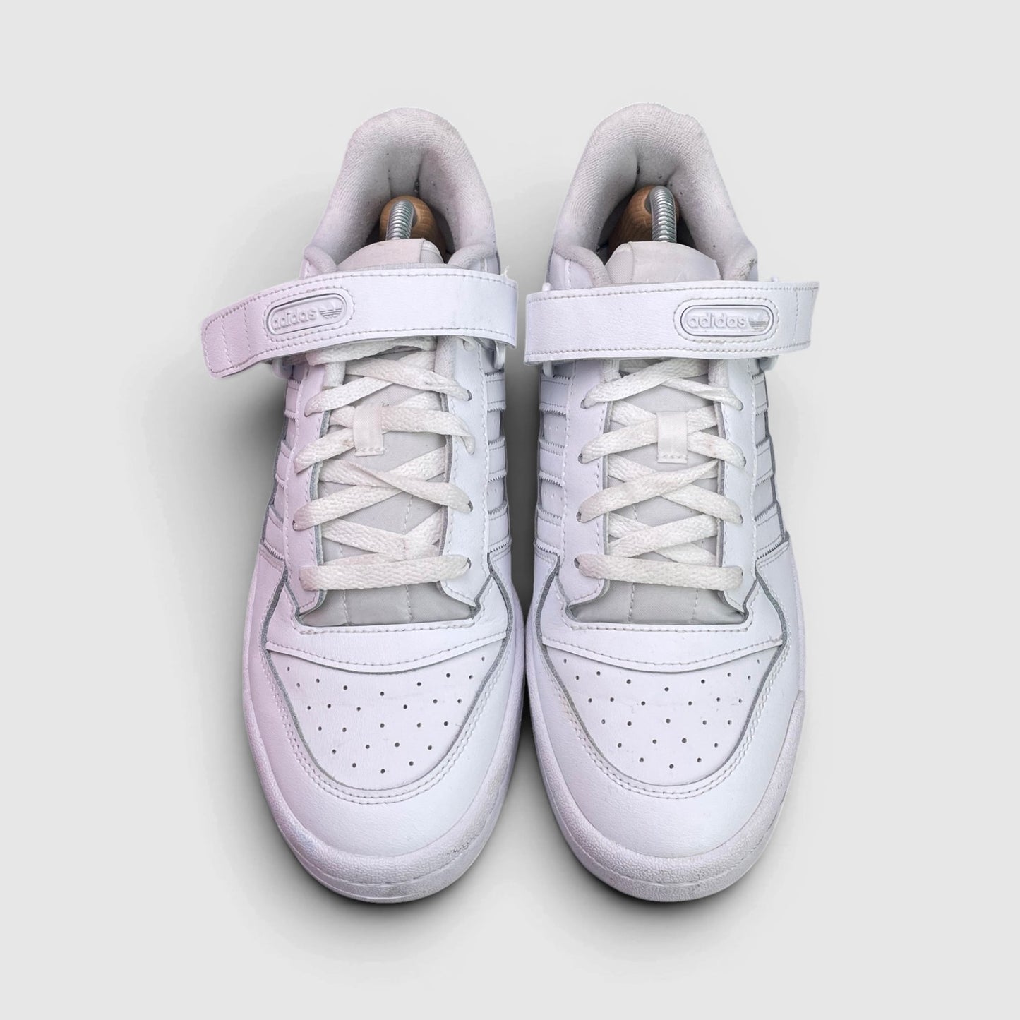 Adidas Forum Low Triple White — buty sportowe męskie w bardzo dobrym stanie rozmiar 43 1/3, widok z przodu