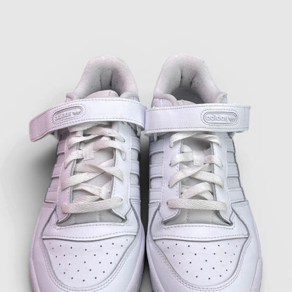 Adidas Forum Low Triple White — buty sportowe męskie w bardzo dobrym stanie rozmiar 43 1/3, widok z przodu