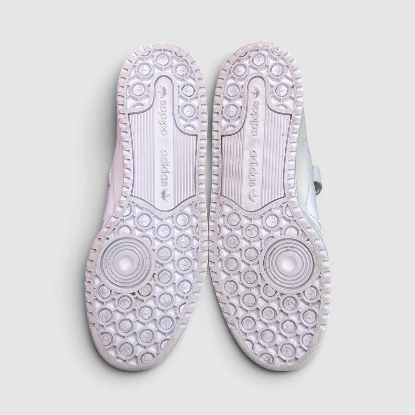 Adidas Forum Low Triple White — buty sportowe męskie w bardzo dobrym stanie rozmiar 43 1/3, podeszwa