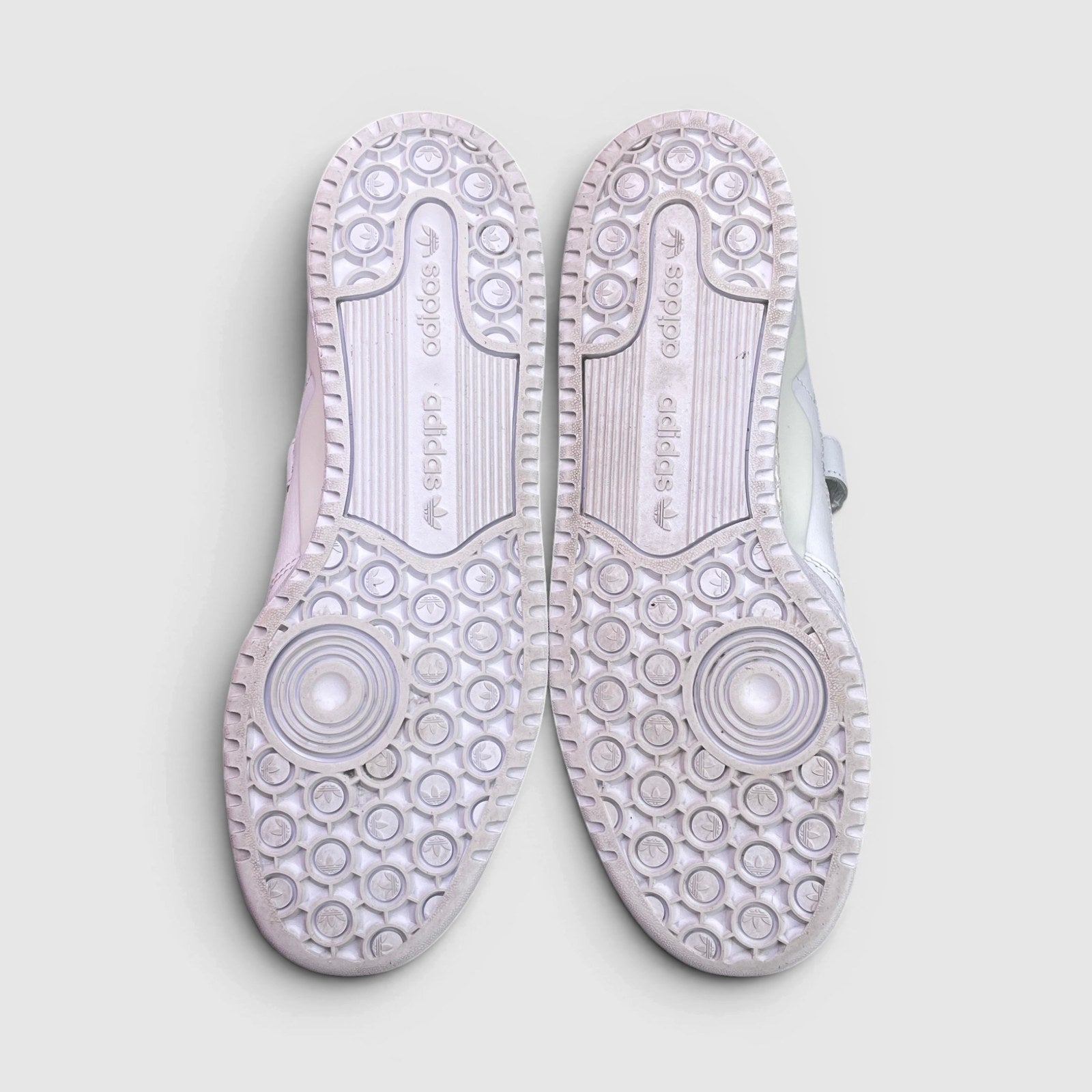 Adidas Forum Low Triple White — buty sportowe męskie w bardzo dobrym stanie rozmiar 43 1/3, podeszwa