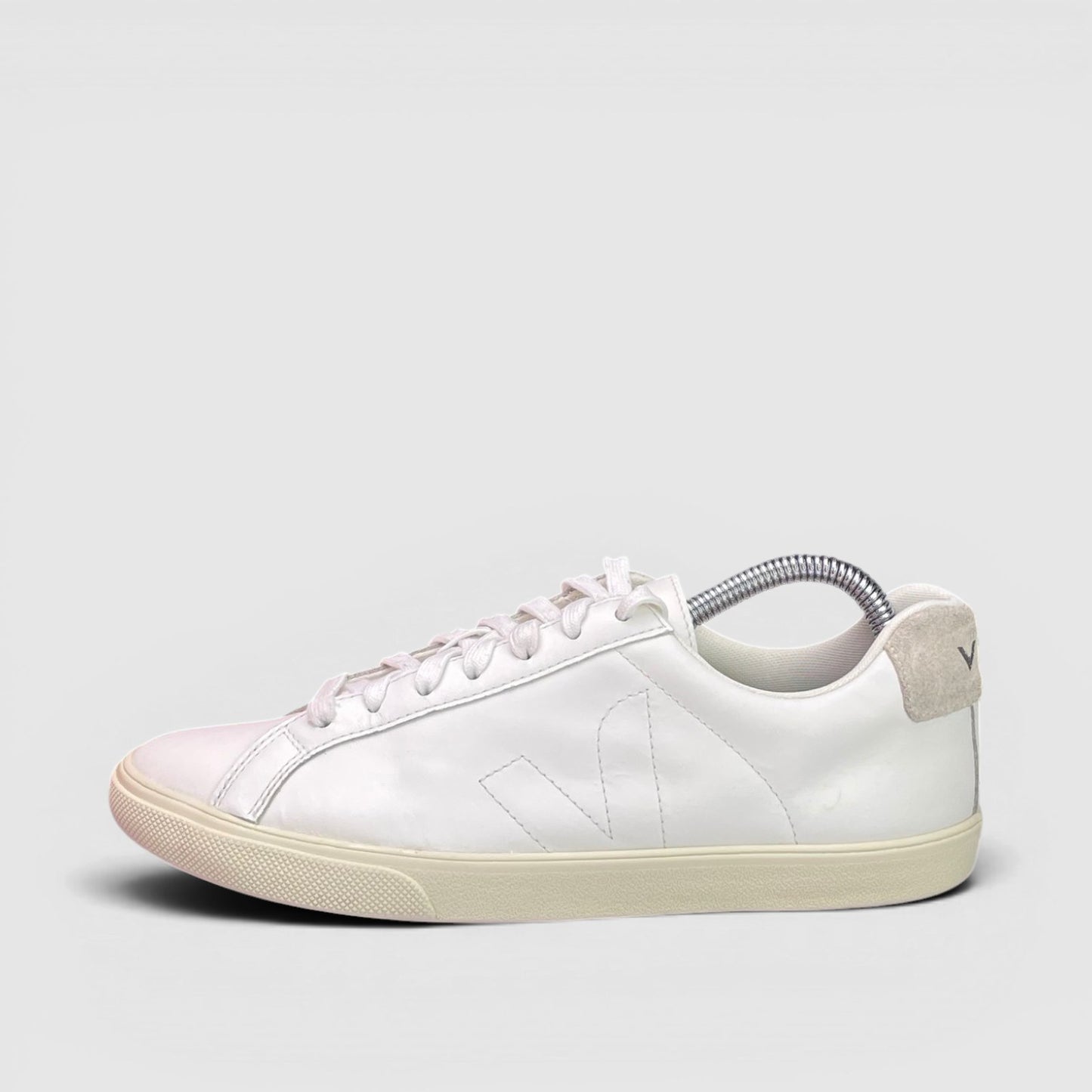 Veja Sneakers — buty sportowe damskie w bardzo dobrym stanie rozmiar 39, boczny profil, lewa strona
