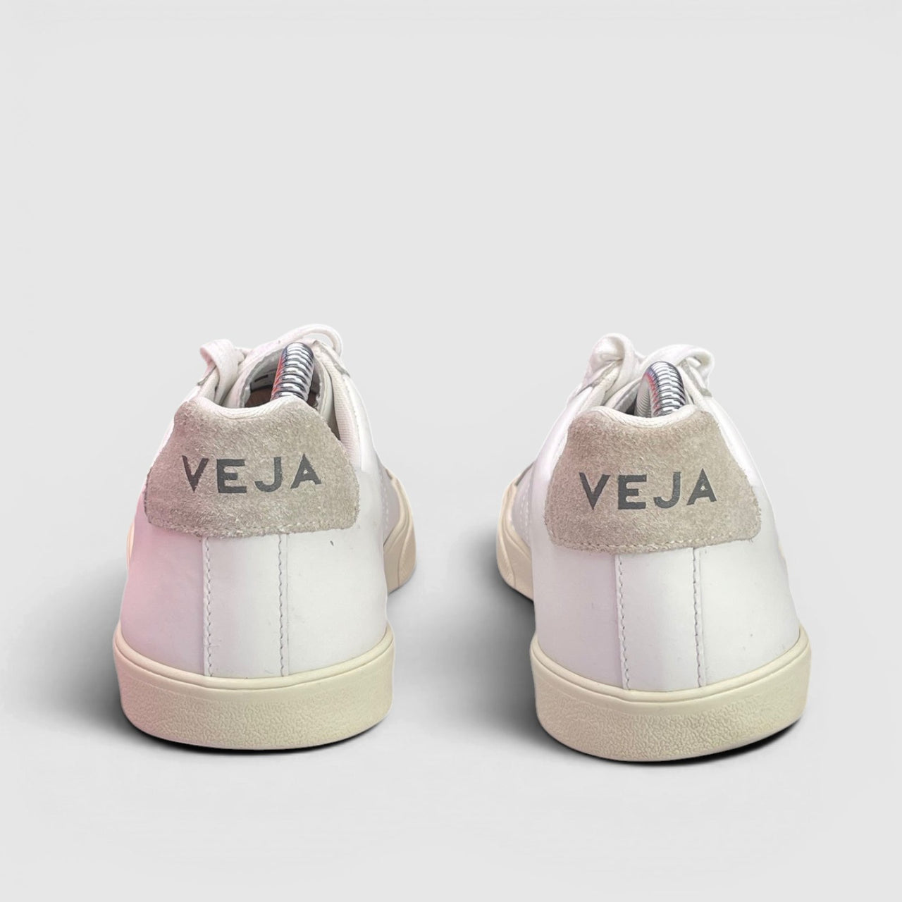 Veja Sneakers — buty sportowe damskie w bardzo dobrym stanie rozmiar 39, widok z tyłu