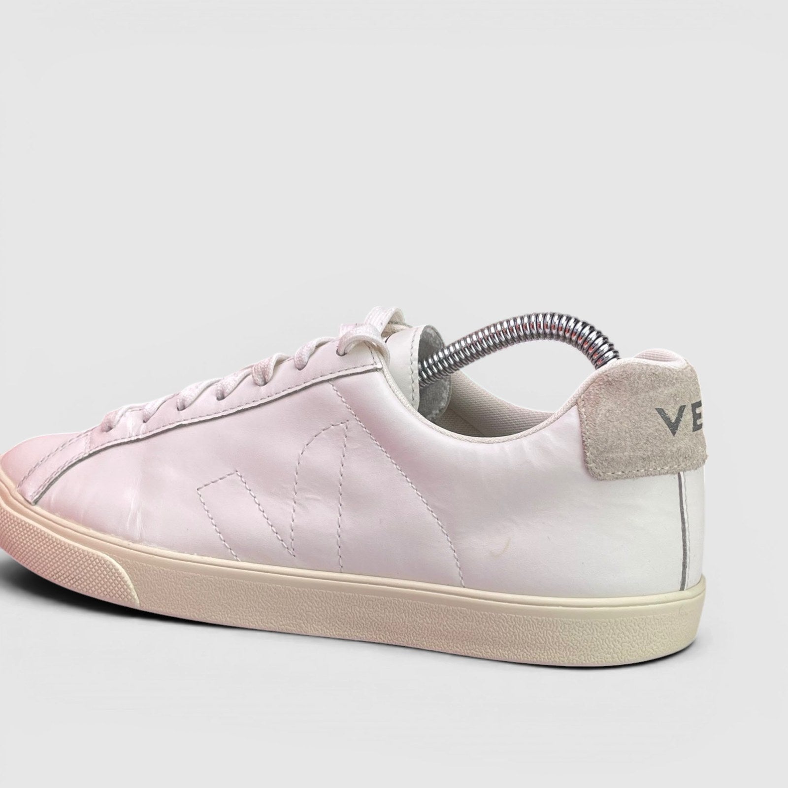 Veja Sneakers — buty sportowe damskie w bardzo dobrym stanie rozmiar 39, boczny profil, lewa strona