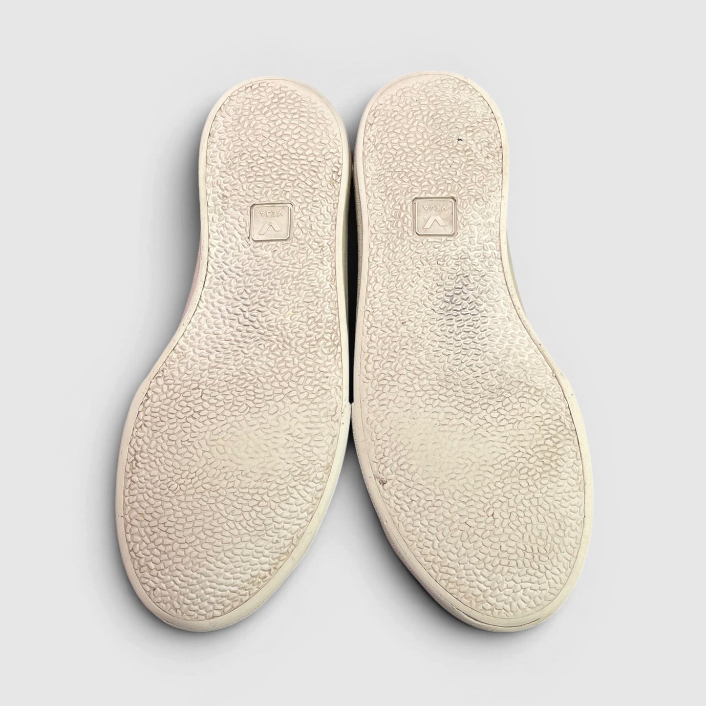 Veja Sneakers — buty sportowe damskie w bardzo dobrym stanie rozmiar 39, podeszwa