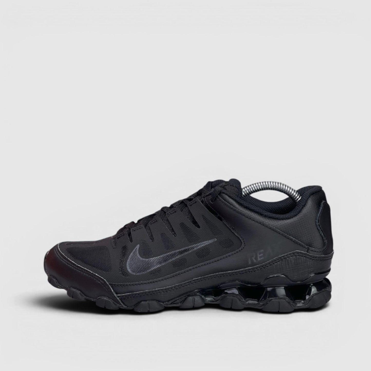Nike Reax 8 TR — buty sportowe męskie w bardzo dobrym stanie rozmiar 42, boczny profil, lewa strona