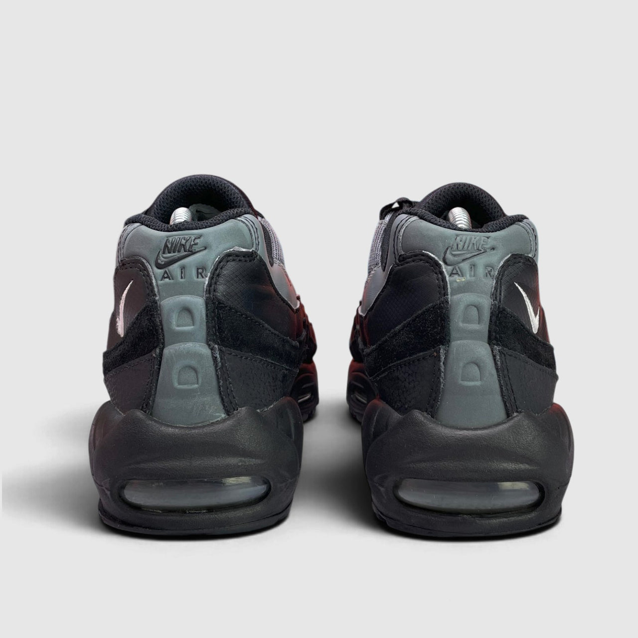 Nike Air Max 95 — buty sportowe męskie w bardzo dobrym stanie rozmiar 43, widok z góry na zewnętrzną stronę butów