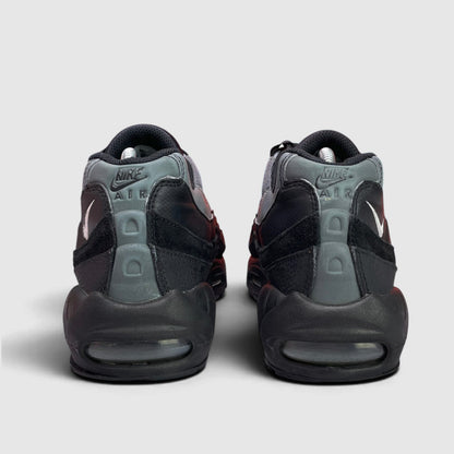 Nike Air Max 95 — buty sportowe męskie w bardzo dobrym stanie rozmiar 43, widok z góry na zewnętrzną stronę butów