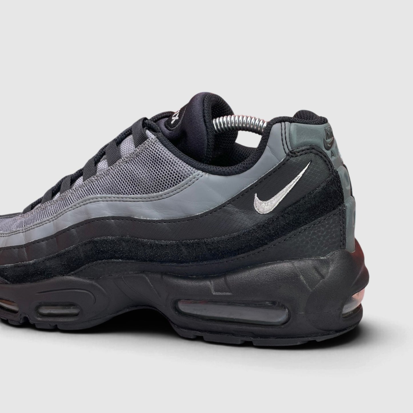 Nike Air Max 95 — buty sportowe męskie w bardzo dobrym stanie rozmiar 43, zewnętrzny panel prawego buta