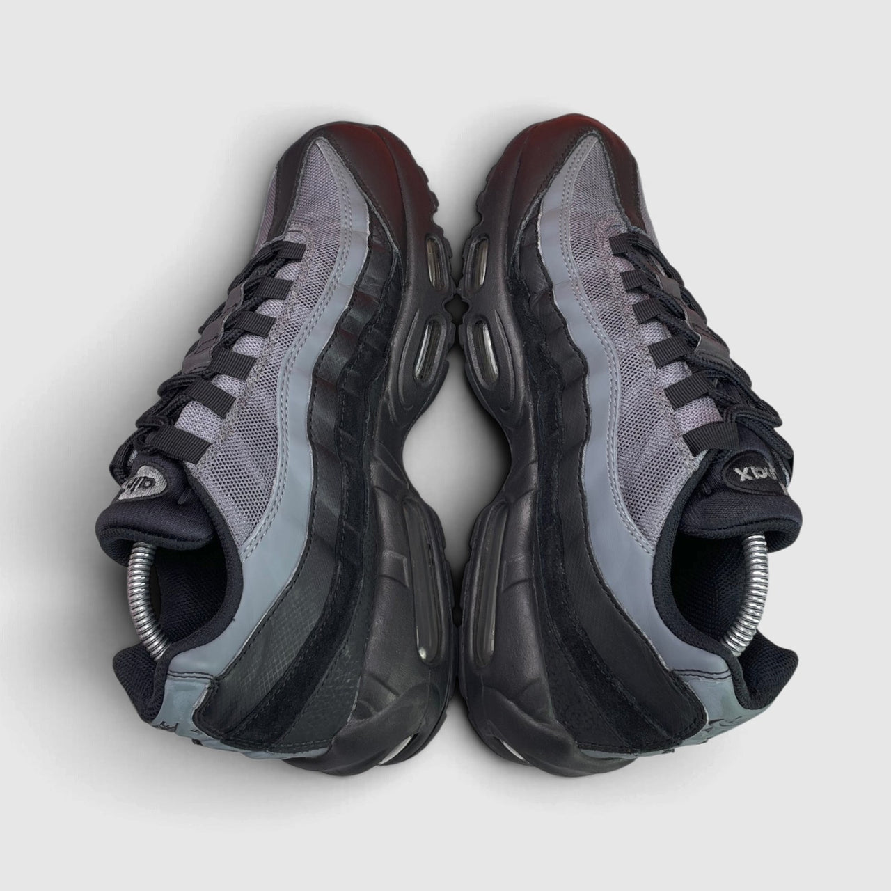 Nike Air Max 95 — buty sportowe męskie w bardzo dobrym stanie rozmiar 43, zewnętrzny panel lewego buta