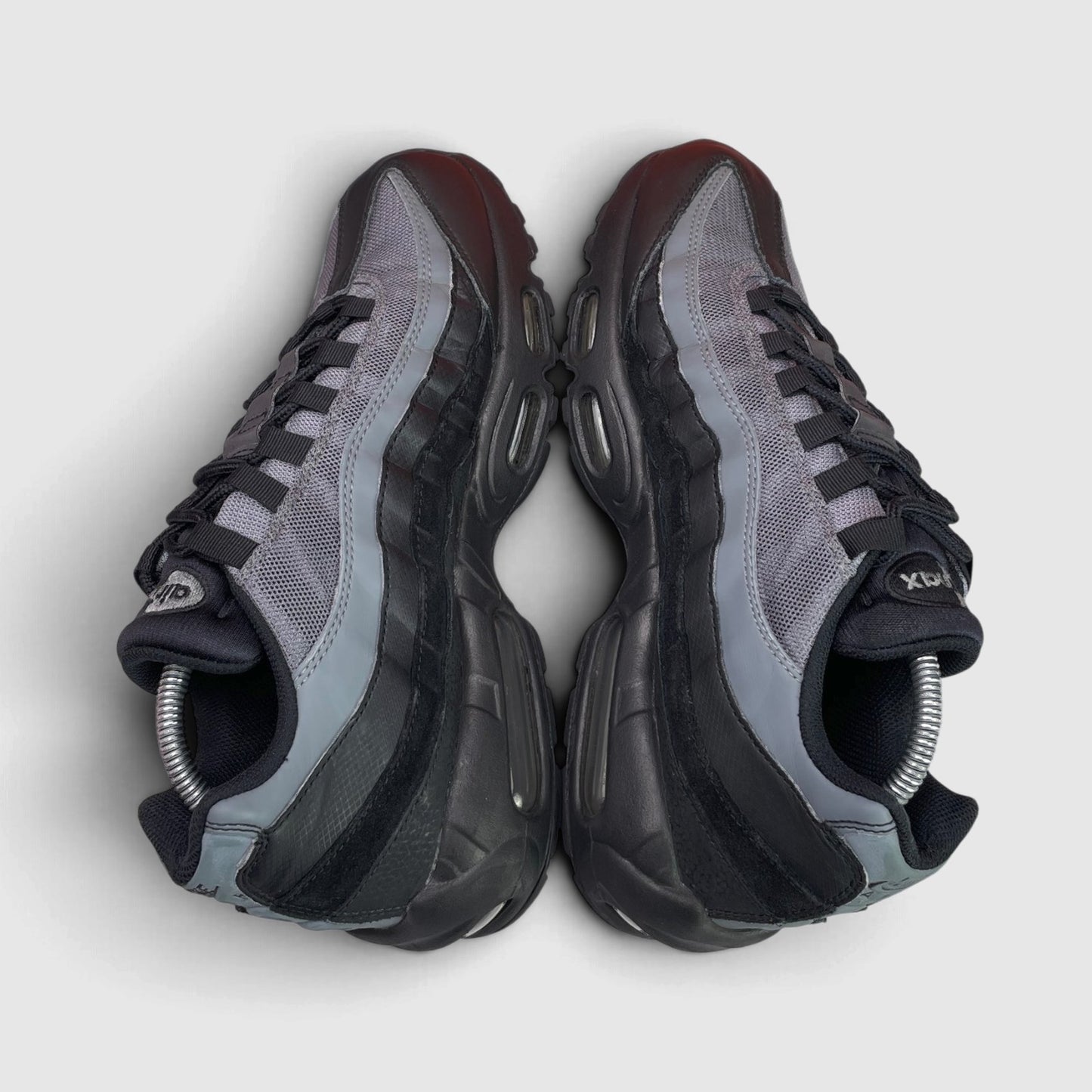 Nike Air Max 95 — buty sportowe męskie w bardzo dobrym stanie rozmiar 43, zewnętrzny panel lewego buta