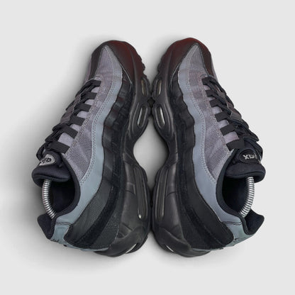 Nike Air Max 95 — buty sportowe męskie w bardzo dobrym stanie rozmiar 43, zewnętrzny panel lewego buta