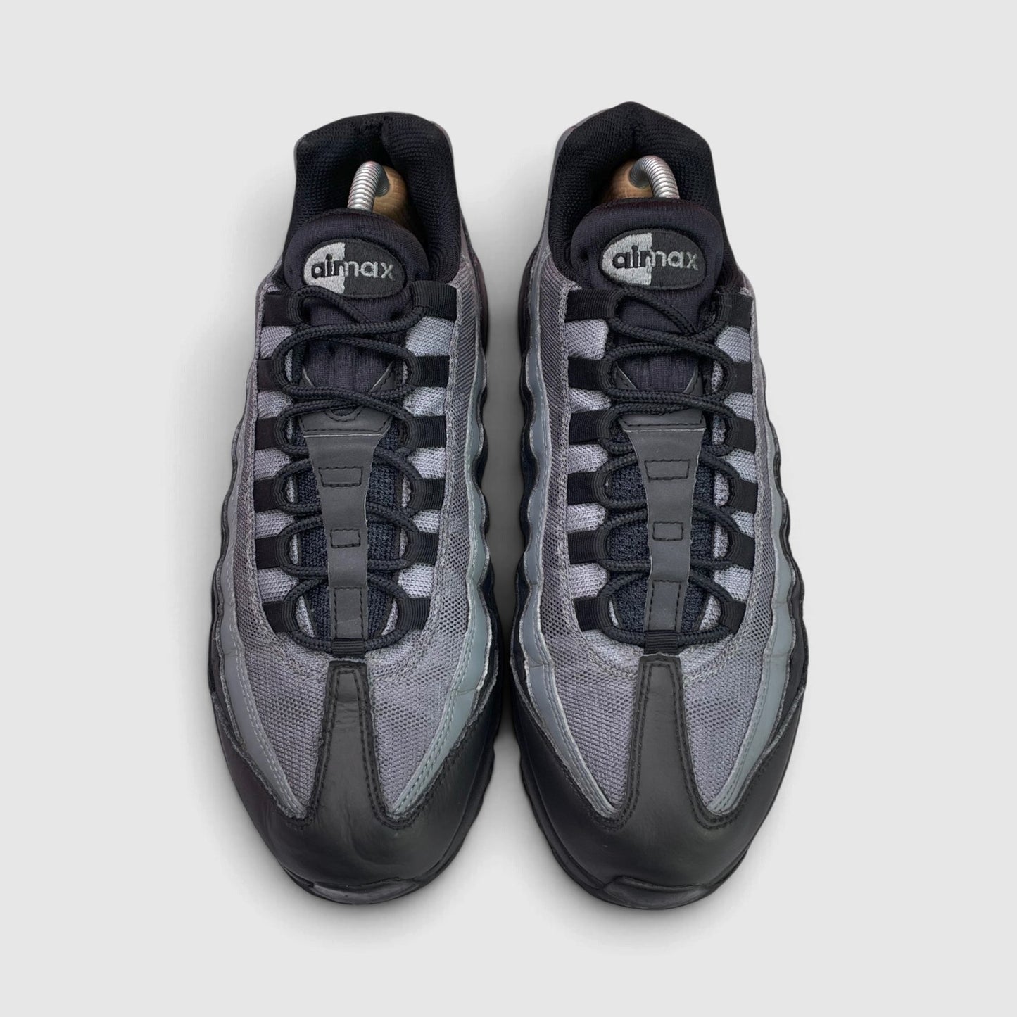 Nike Air Max 95 — buty sportowe męskie w bardzo dobrym stanie rozmiar 43, widok z góry na wewnętrzną stronę butów