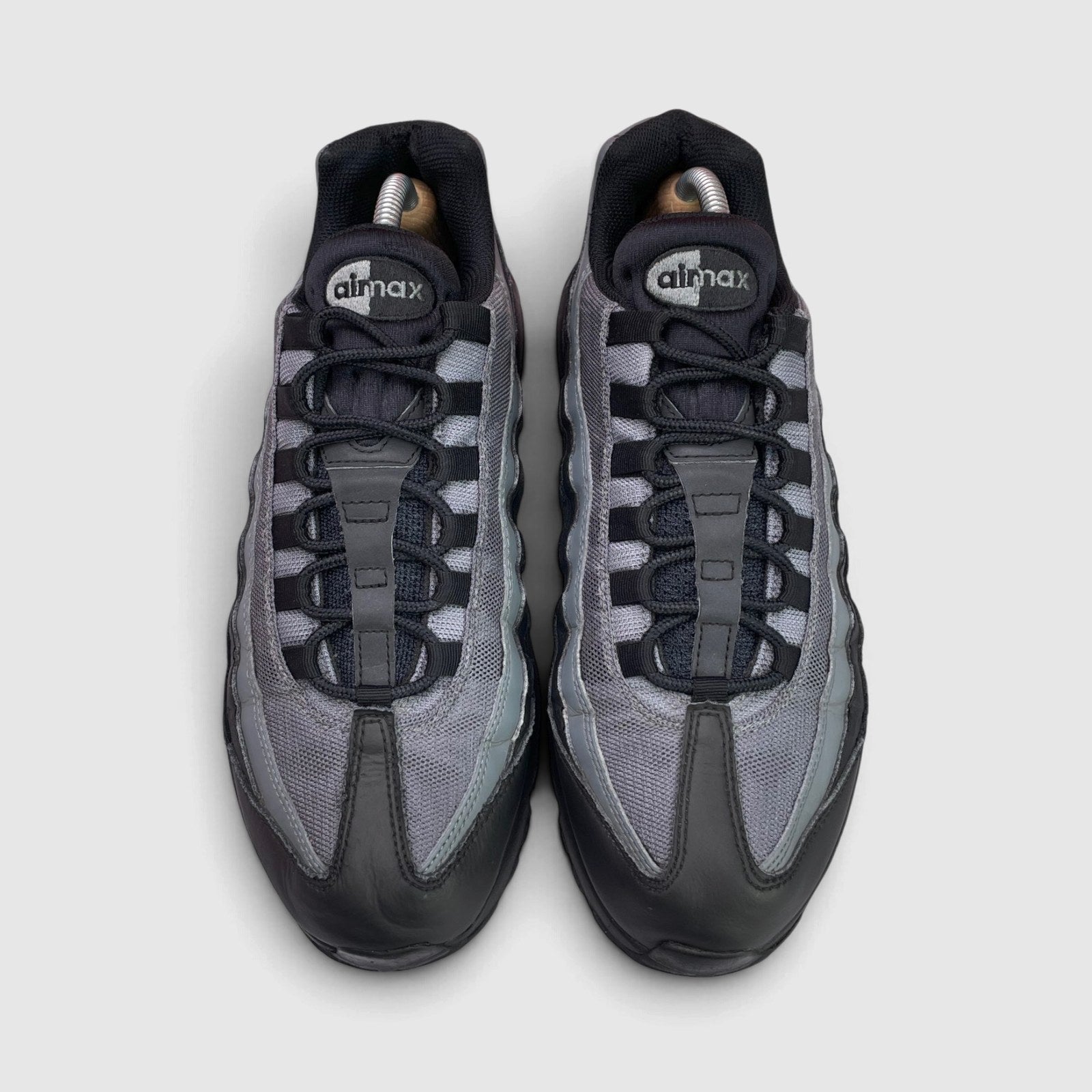Nike Air Max 95 — buty sportowe męskie w bardzo dobrym stanie rozmiar 43, widok z góry na wewnętrzną stronę butów