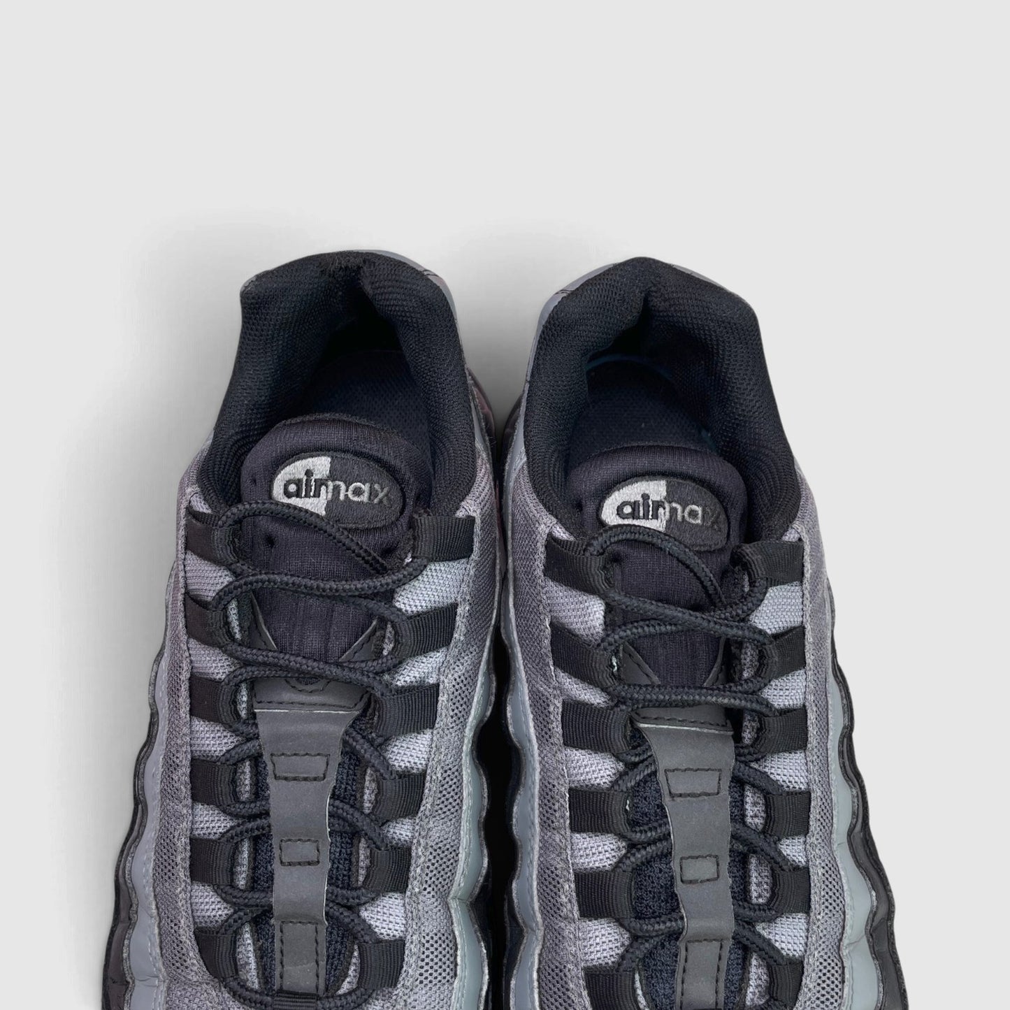 Nike Air Max 95 — buty sportowe męskie w bardzo dobrym stanie rozmiar 43, wewnętrzny panel lewego buta