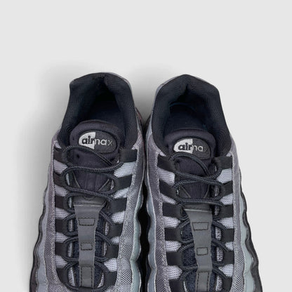Nike Air Max 95 — buty sportowe męskie w bardzo dobrym stanie rozmiar 43, wewnętrzny panel lewego buta