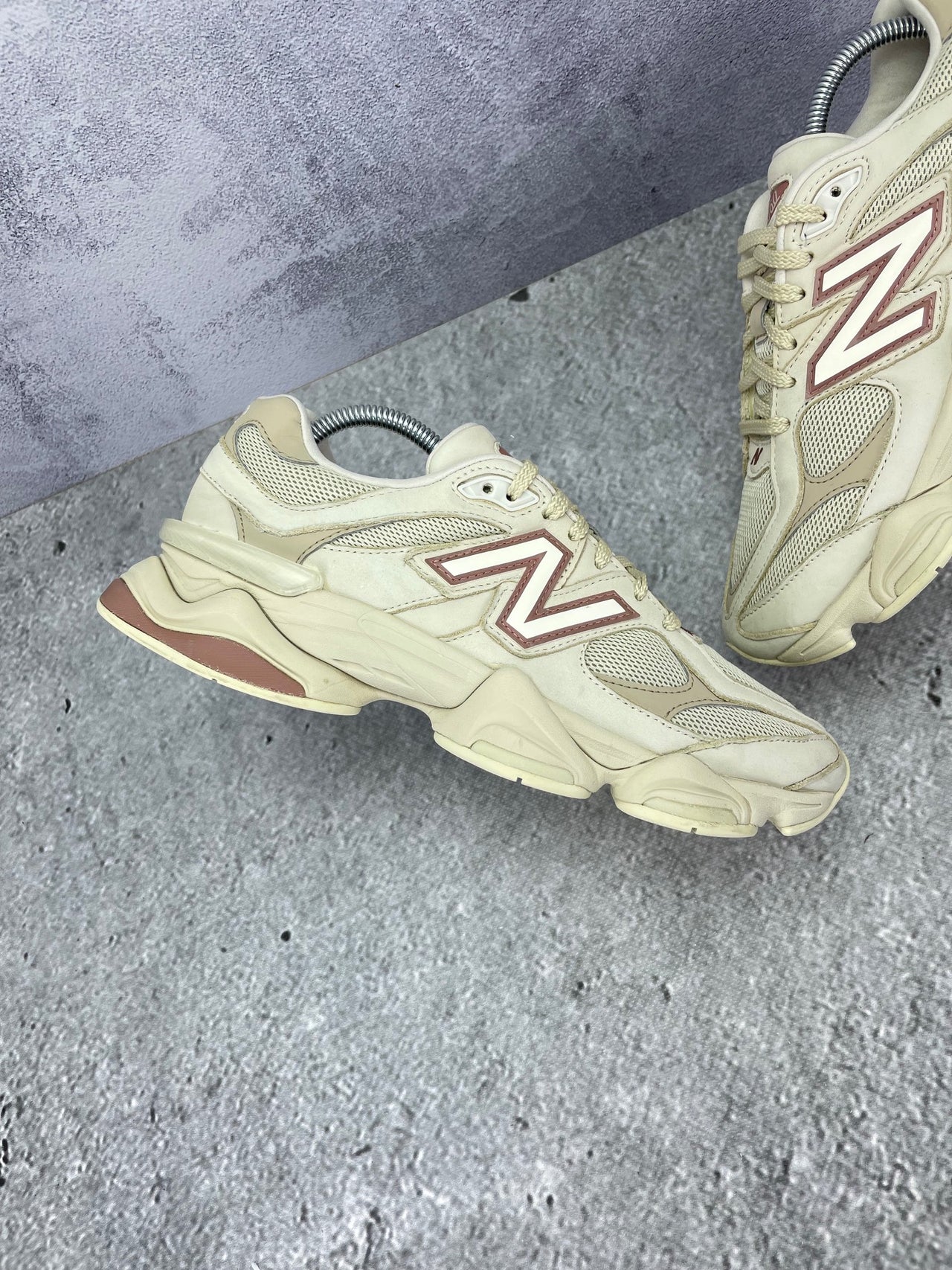 New Balance 9060 Bone Sparrow — buty sportowe męskie w bardzo dobrym stanie rozmiar 42, zewnętrzny panel lewego buta