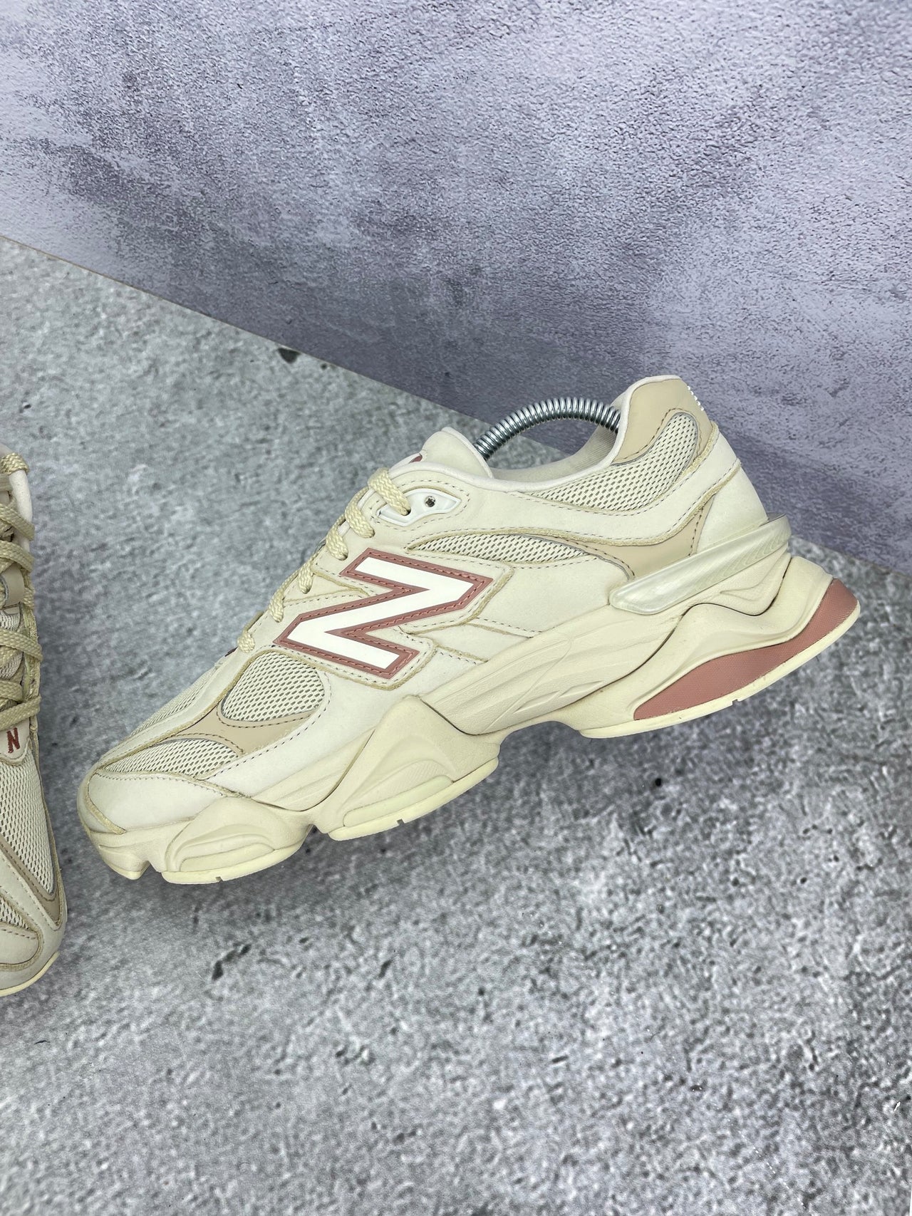New Balance 9060 Bone Sparrow — buty sportowe męskie w bardzo dobrym stanie rozmiar 42, widok z góry na wewnętrzną stronę butów