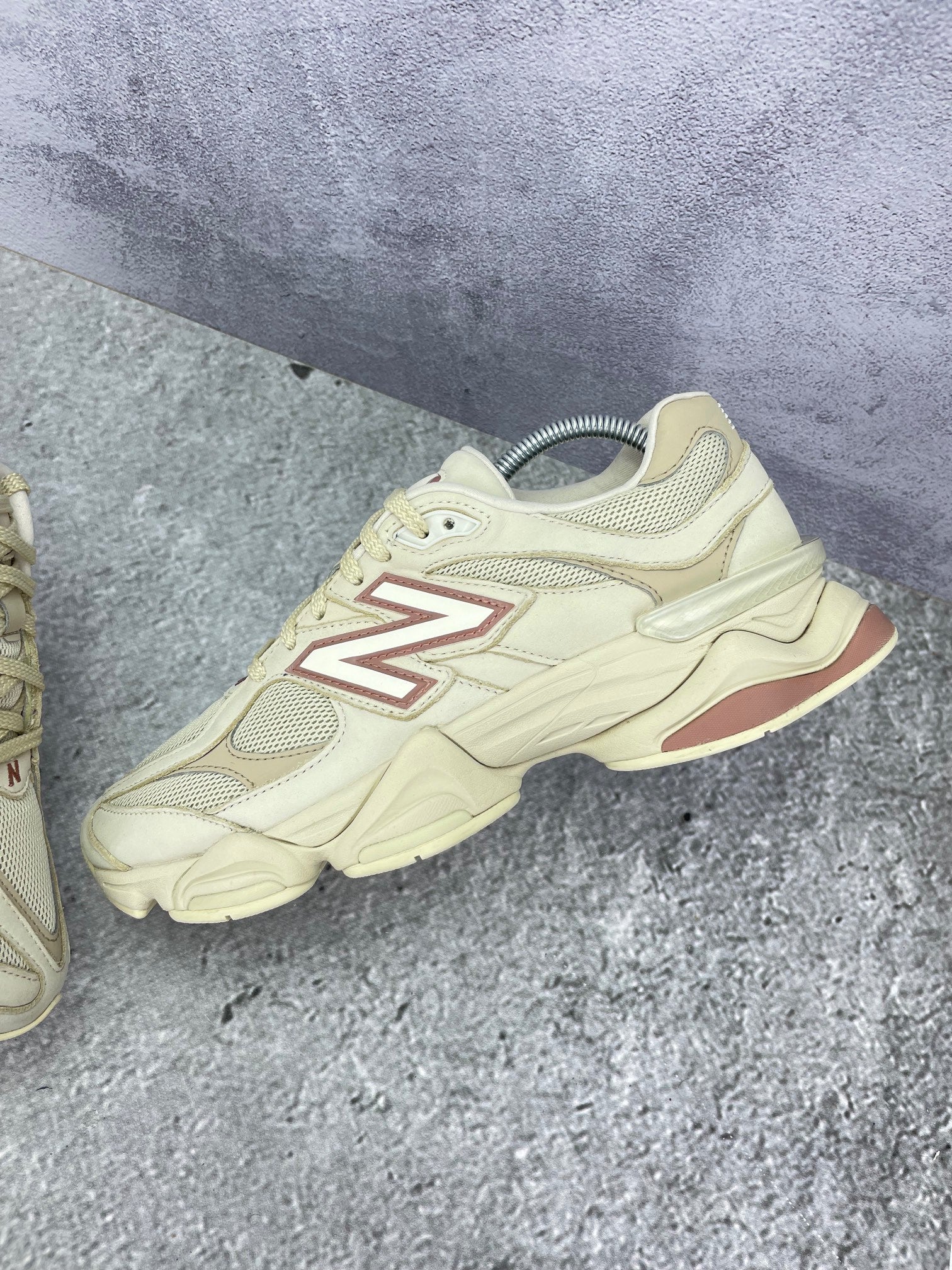 New Balance 9060 Bone Sparrow — buty sportowe męskie w bardzo dobrym stanie rozmiar 42, widok z góry na wewnętrzną stronę butów