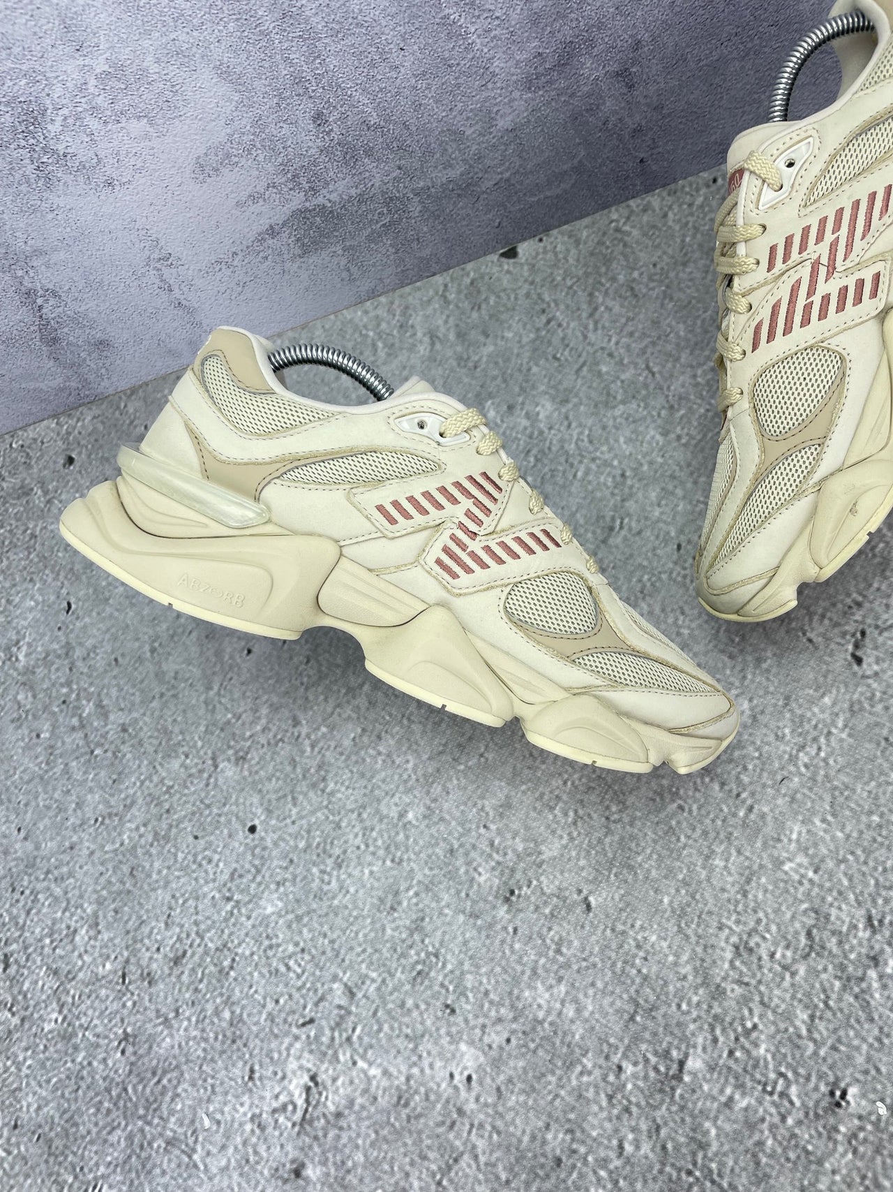 New Balance 9060 Bone Sparrow — buty sportowe męskie w bardzo dobrym stanie rozmiar 42, wewnętrzny panel lewego buta
