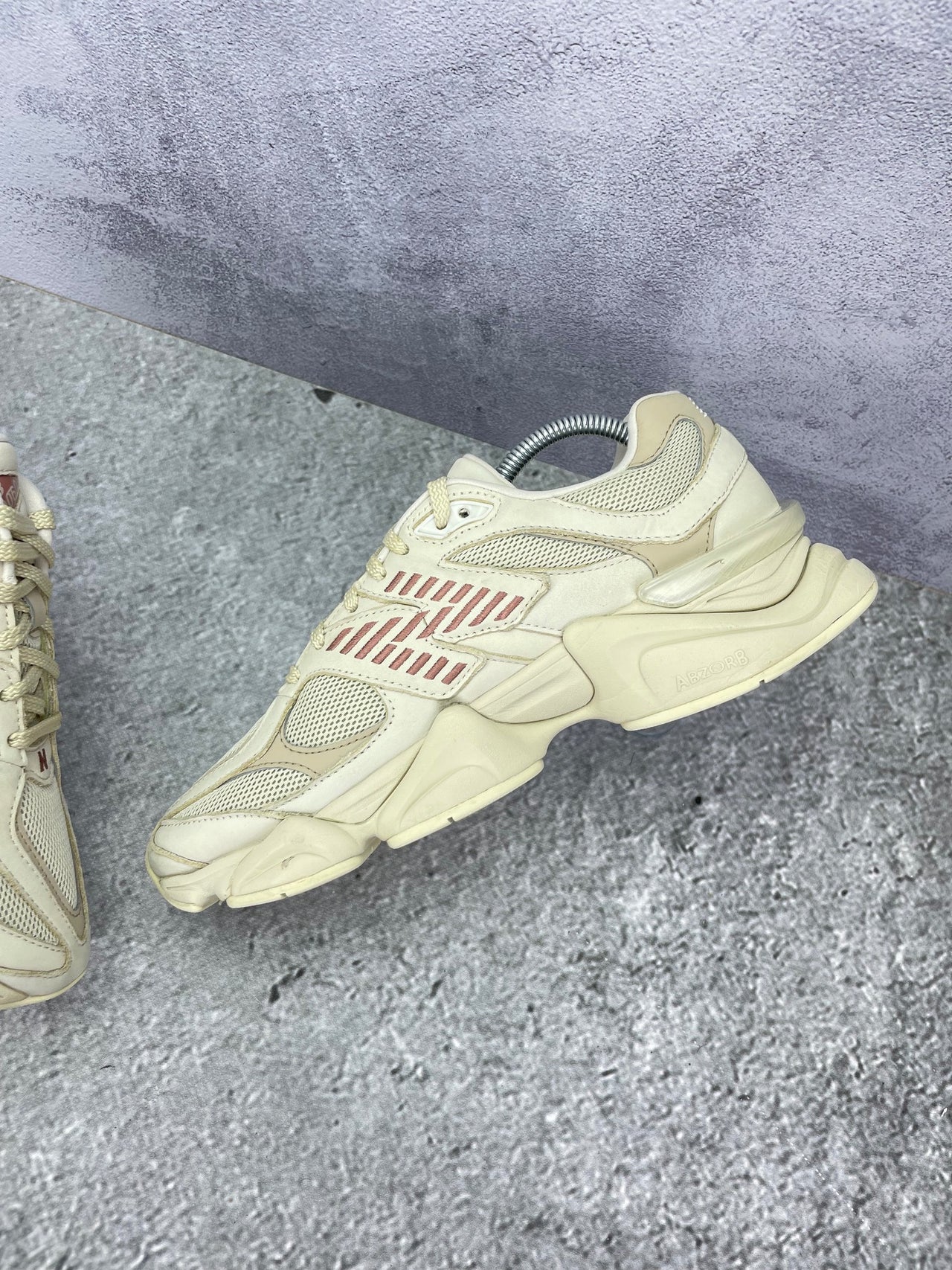New Balance 9060 Bone Sparrow — buty sportowe męskie w bardzo dobrym stanie rozmiar 42, wewnętrzny panel prawego buta
