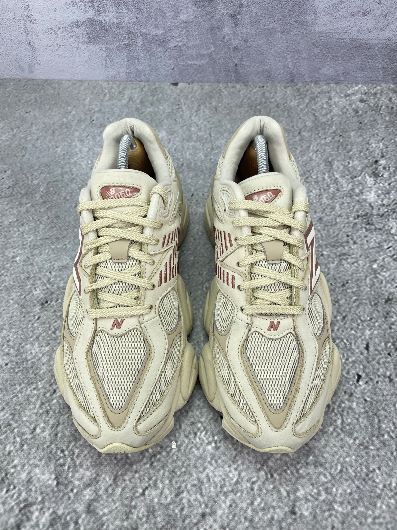New Balance 9060 Bone Sparrow — buty sportowe męskie w bardzo dobrym stanie rozmiar 42, widok z góry
