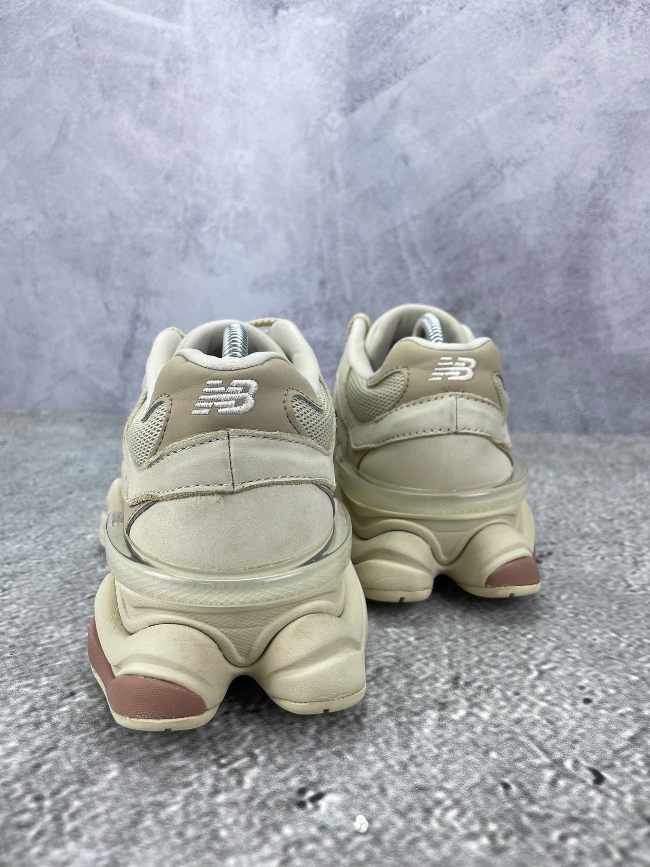 New Balance 9060 Bone Sparrow — buty sportowe męskie w bardzo dobrym stanie rozmiar 42, widok z tyłu
