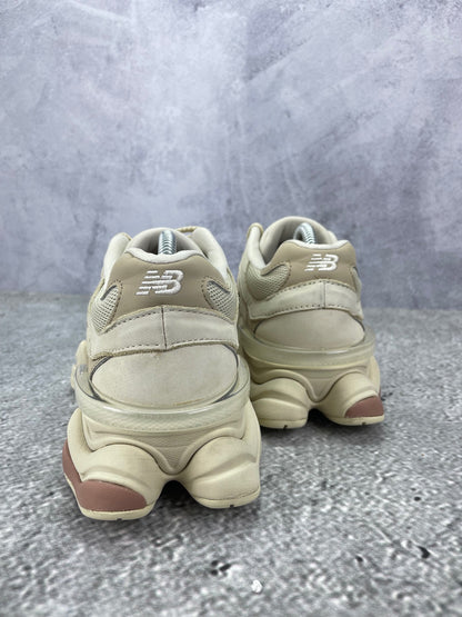 New Balance 9060 Bone Sparrow — buty sportowe męskie w bardzo dobrym stanie rozmiar 42, widok z tyłu